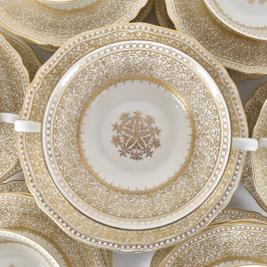 BULJONGKOPPAR MED UNDERFAT, 34 delar, porslin, "Chippendale", Rosenthal, Tyskland.