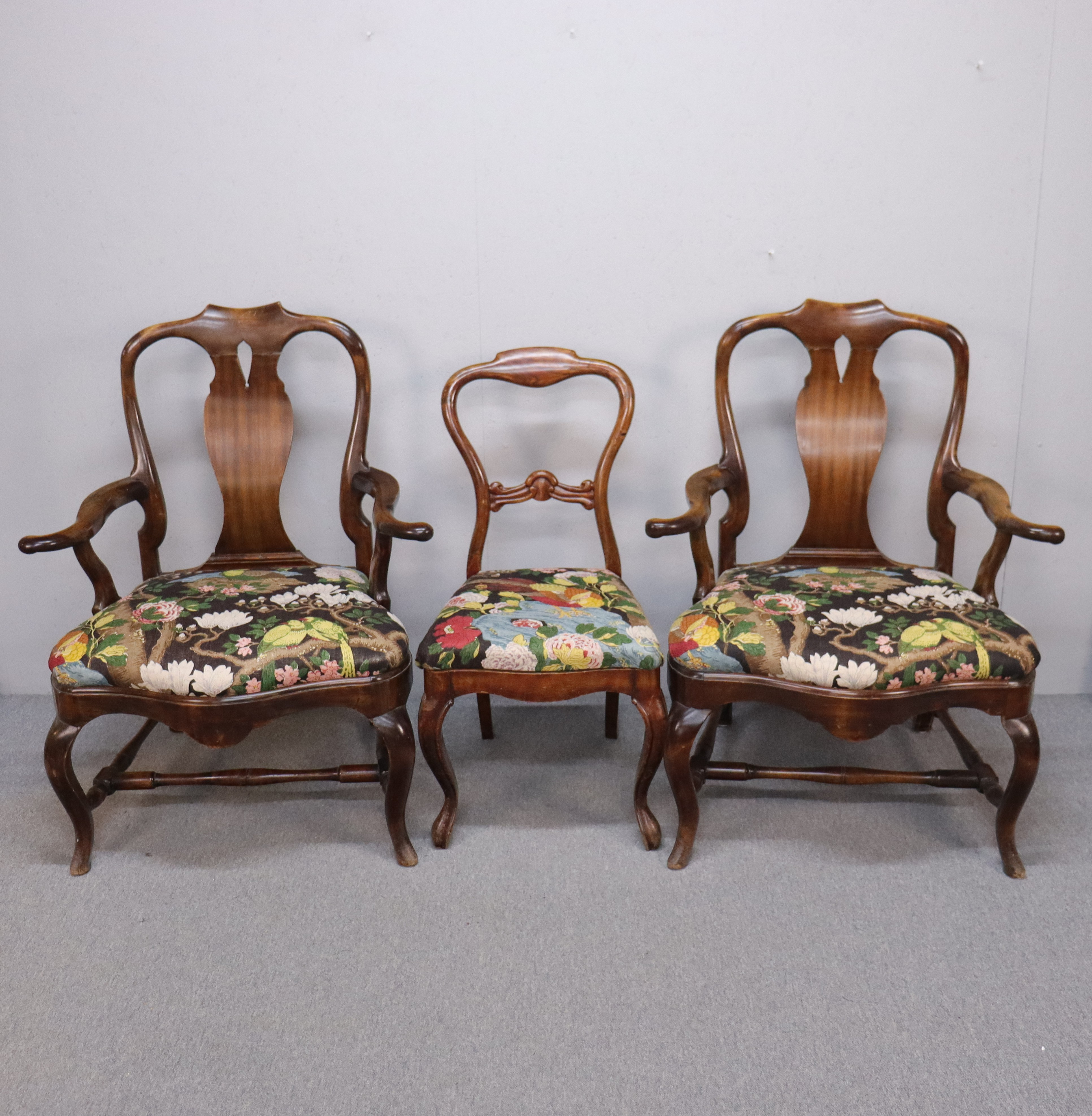 KARMSTOLAR OCH STOL, rokokostil/bondrokokostil, textilsits, 1900-tal, 3 st.