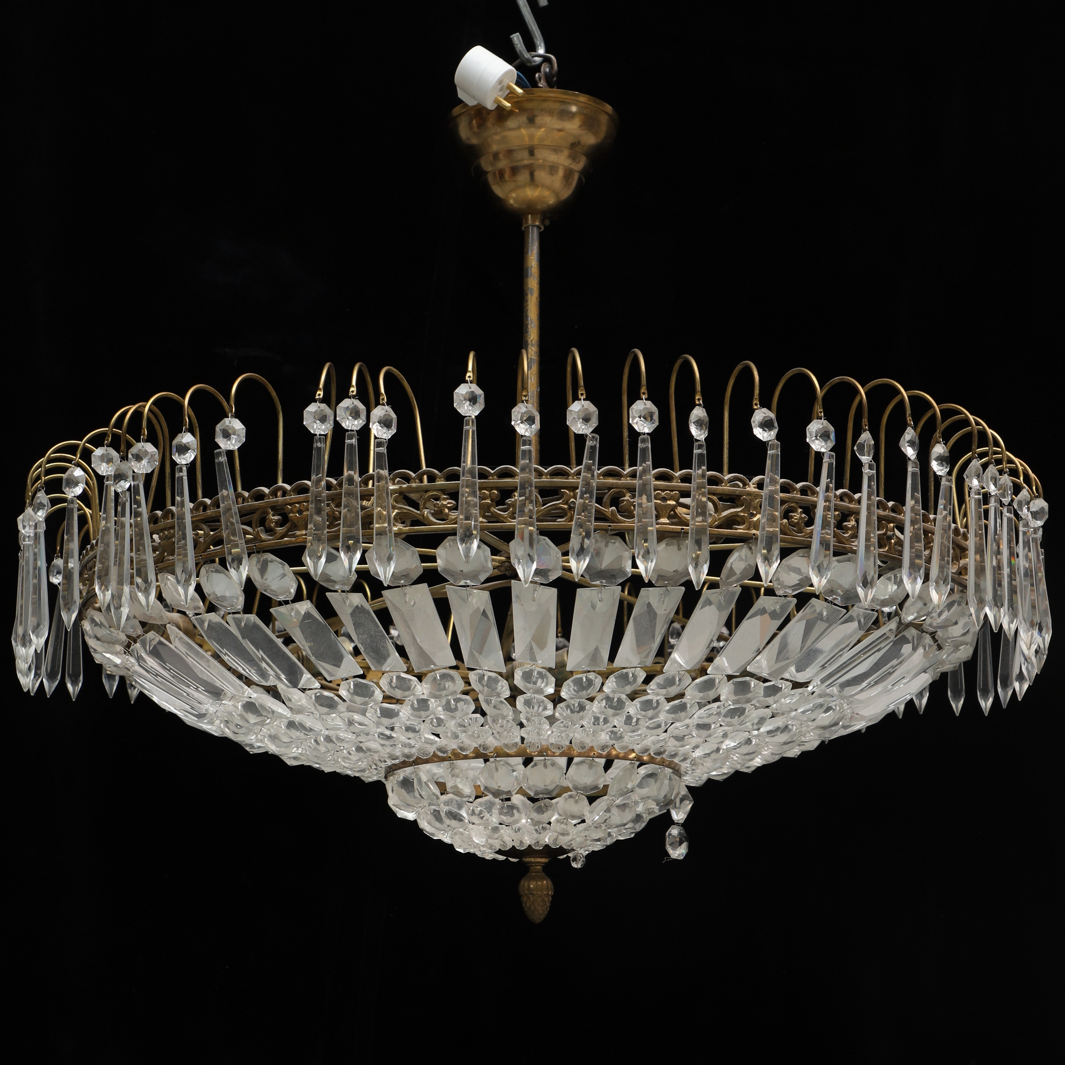 TAKLAMPA, mässing och prismor, 1900-tal.