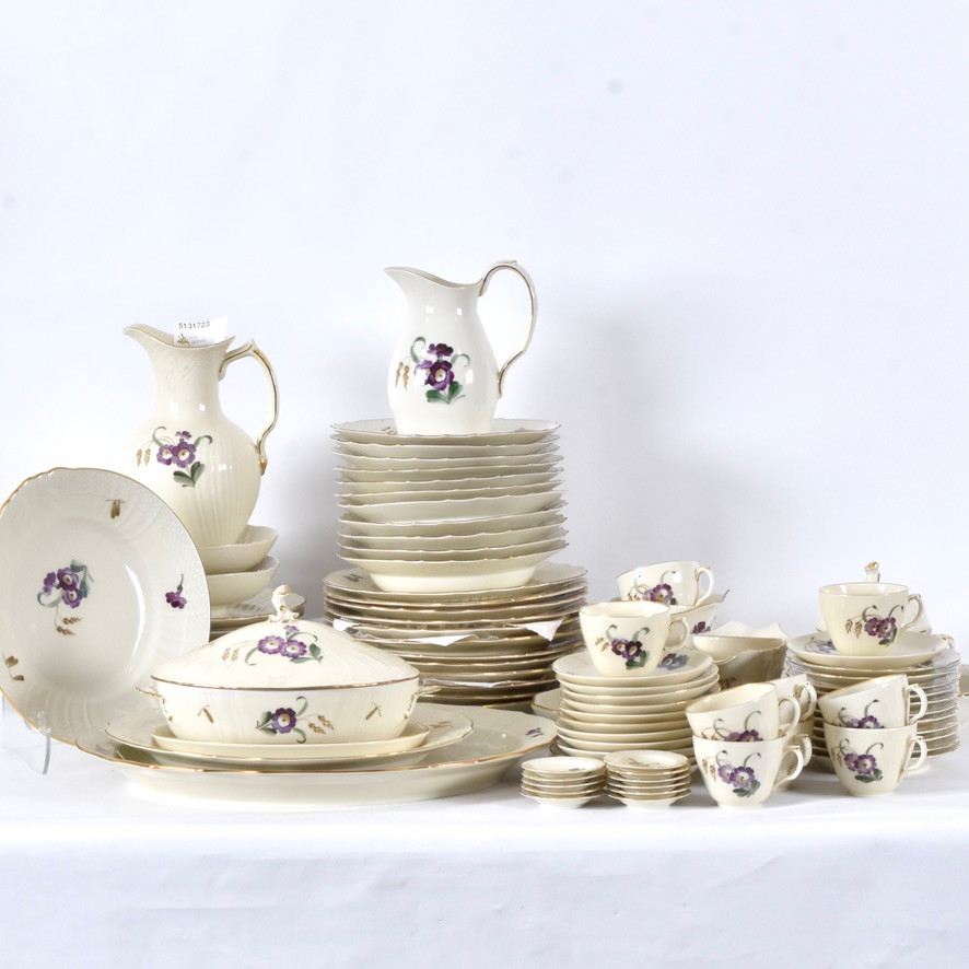 MAT OCH KAFFESERVIS, 91 delar, porslin, "Aurikel", Royal Copenhagen, Danmark.