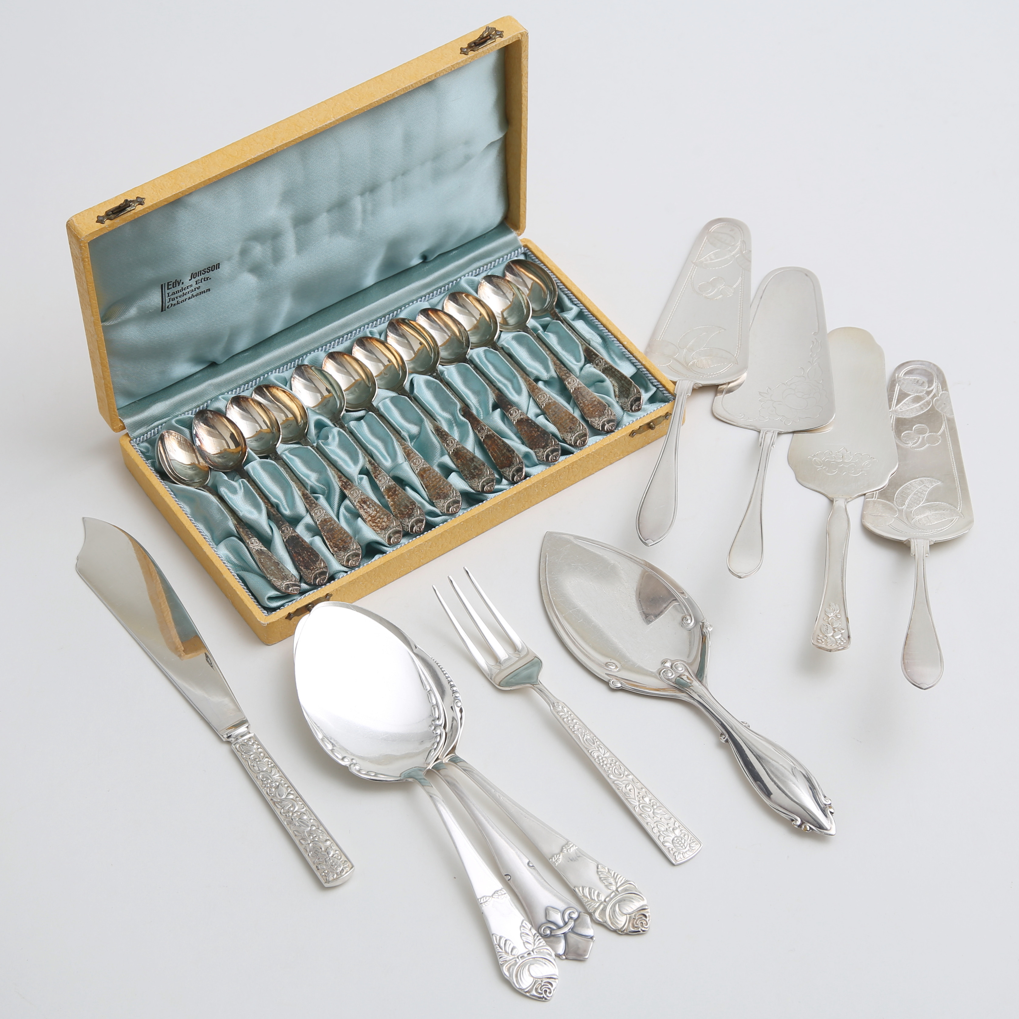 TÅRTSPADAR samt SKEDAR, nysilver, 22 delar, 1900-tal.