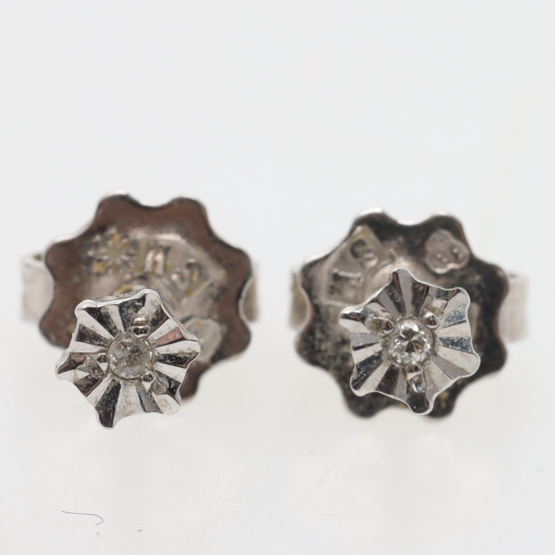 ÖRHÄNGEN, ett par, 18K vitguld med 0,02 ct briljanter.