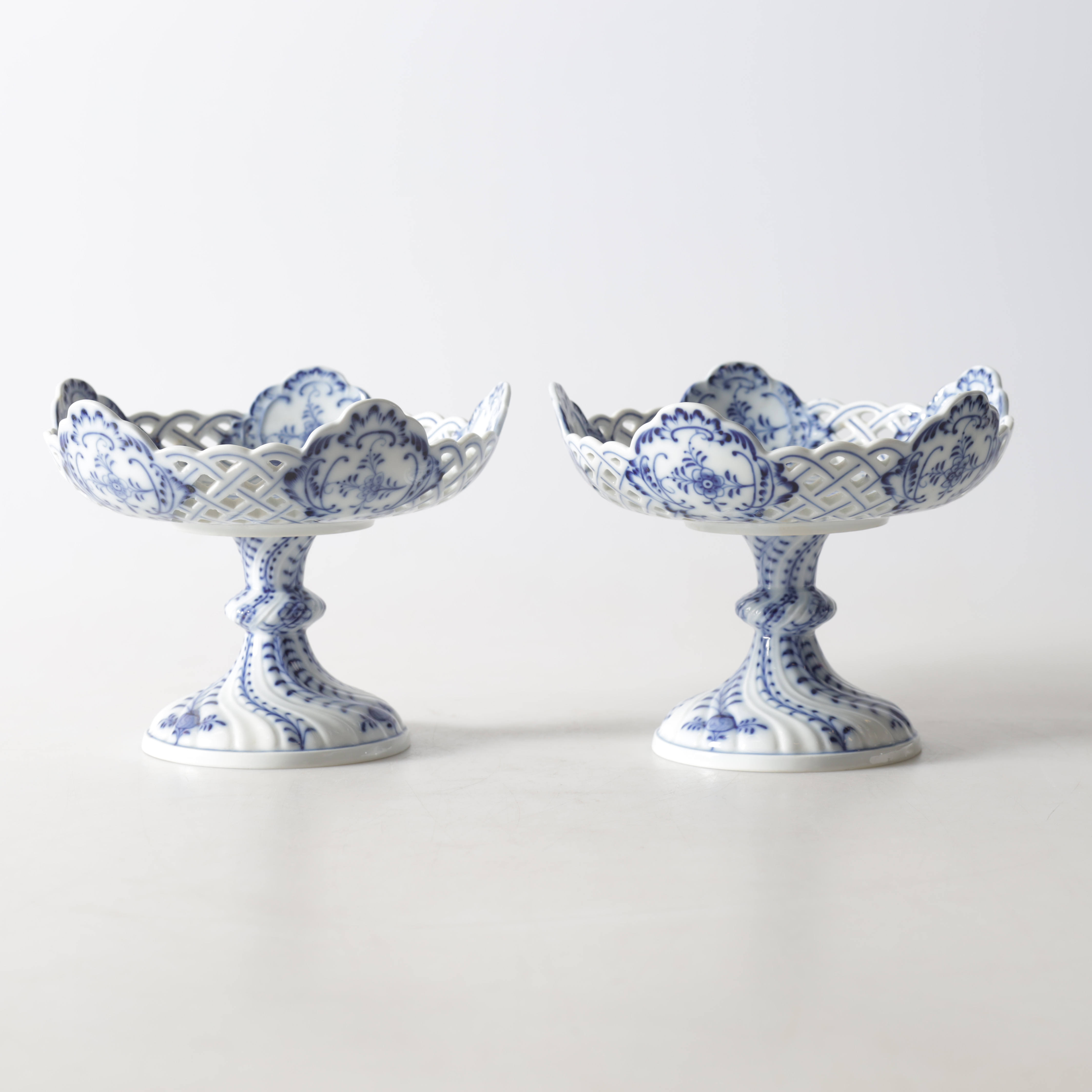SKÅL PÅ FOT, 1 par, porslin, Meissen, "Lökmönster", Tyskland.