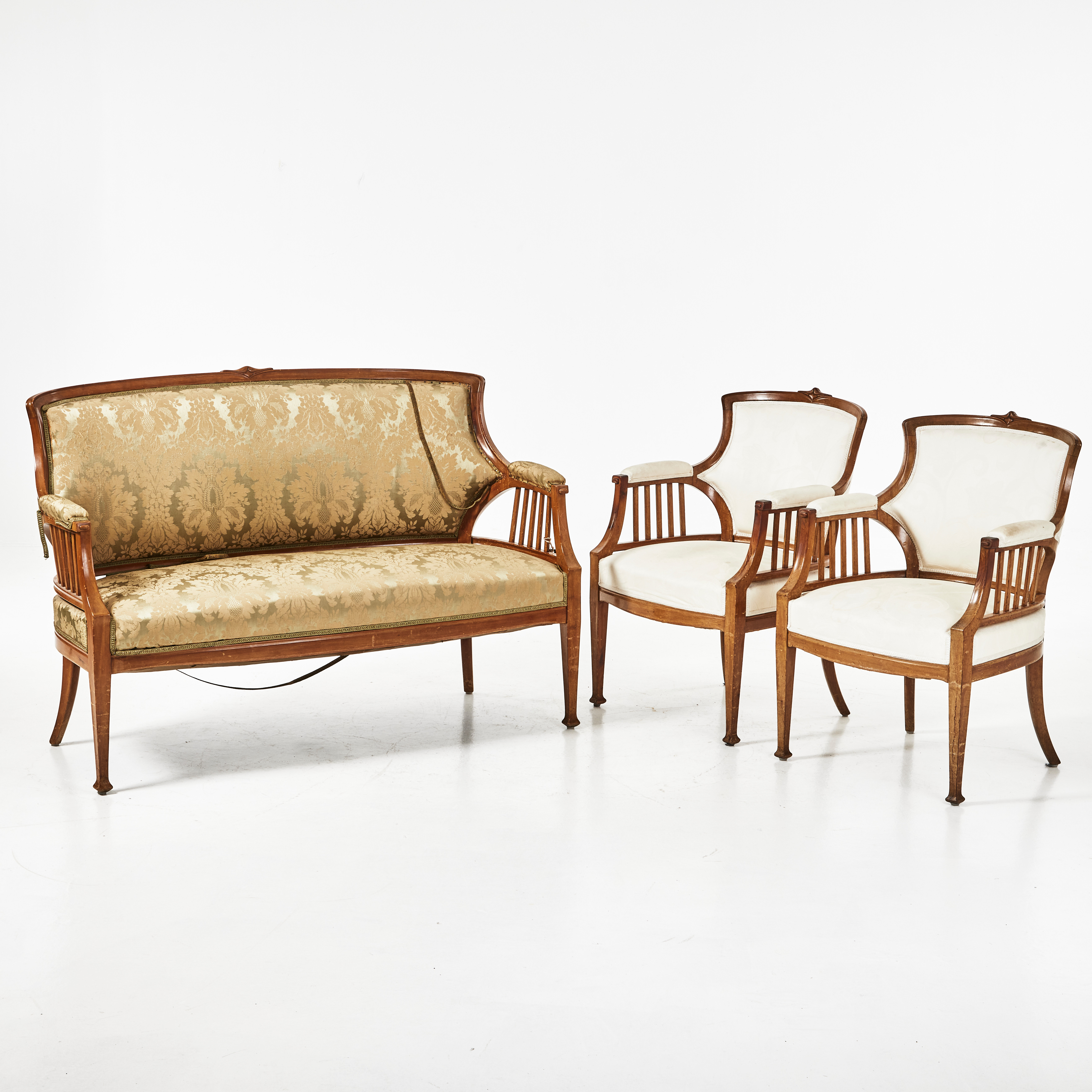 SOFFA och FÅTÖLJER, 1 par, jugend, 1900-talets början. mahogny med skulpterad dekor. Fast textilkläddstoppning.