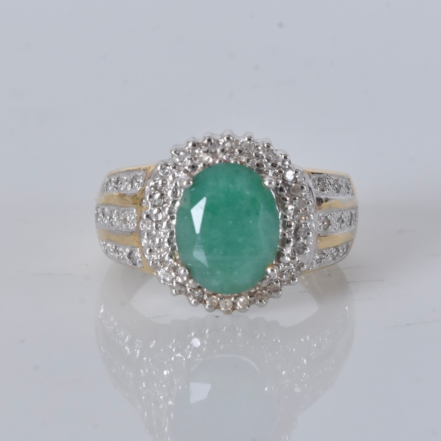 RING, 14 karat vitguld med 50 diamanter om totalt 0,25 carat samt facettslipad smaragd om cirka 3,5 carat.