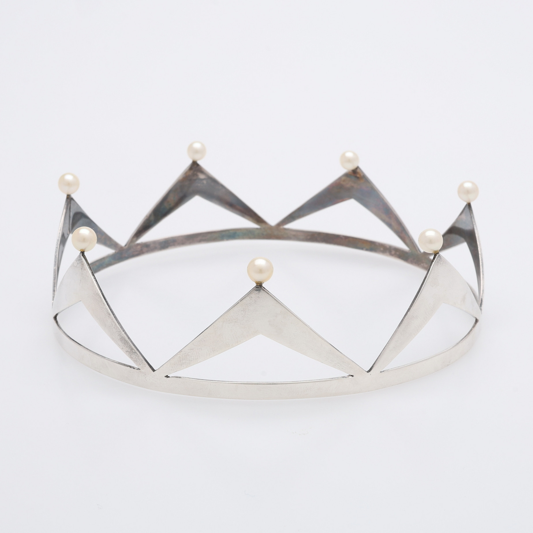 GUSTAV LJUNG, BRUDKRONA, sterlingsilver och odlade pärlor, Lund, 1961, 56,8 g.