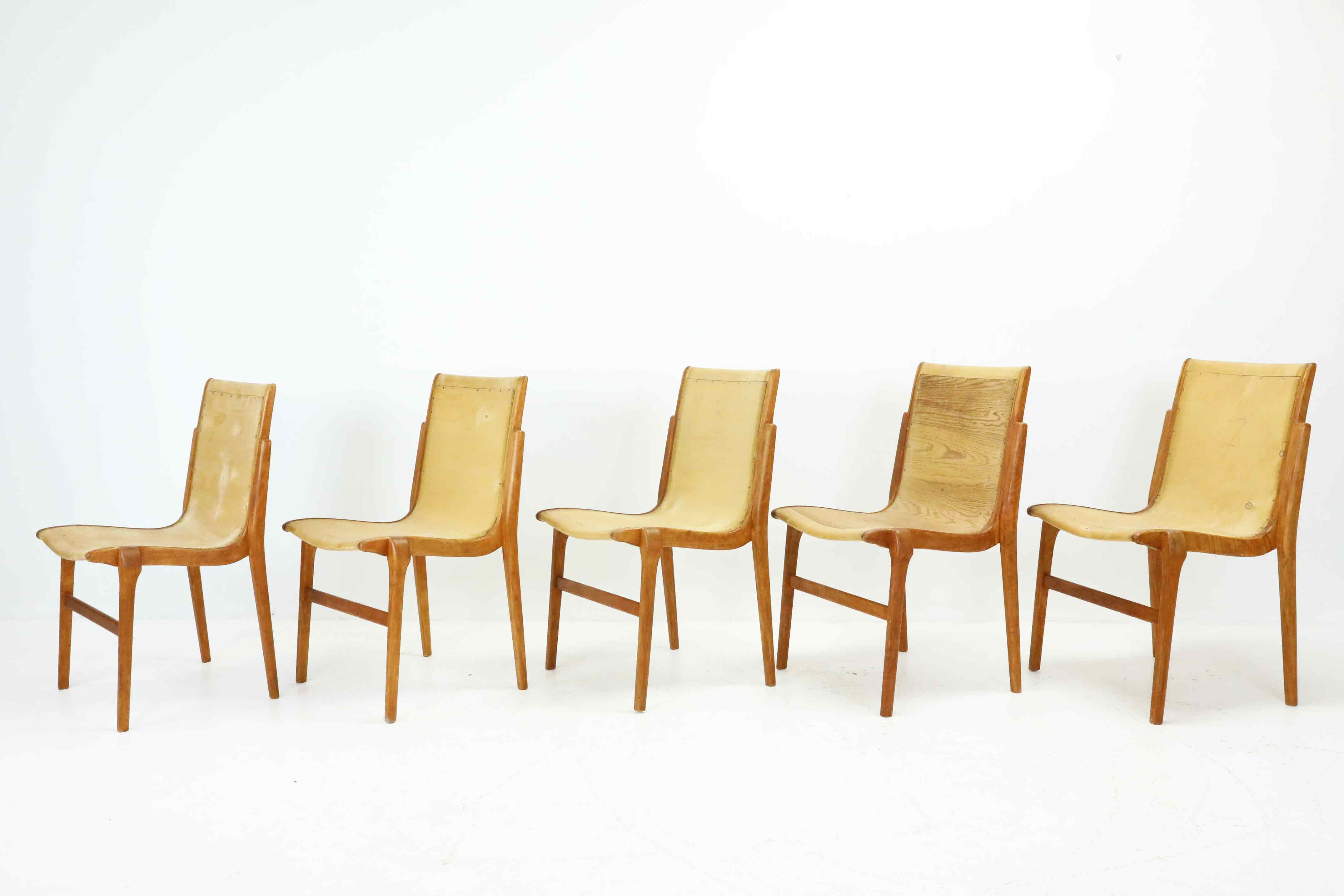 AXEL LARSSON. Stolar, 5 st, björk, stapelbara, Kungsör AB, 1940/50-tal.