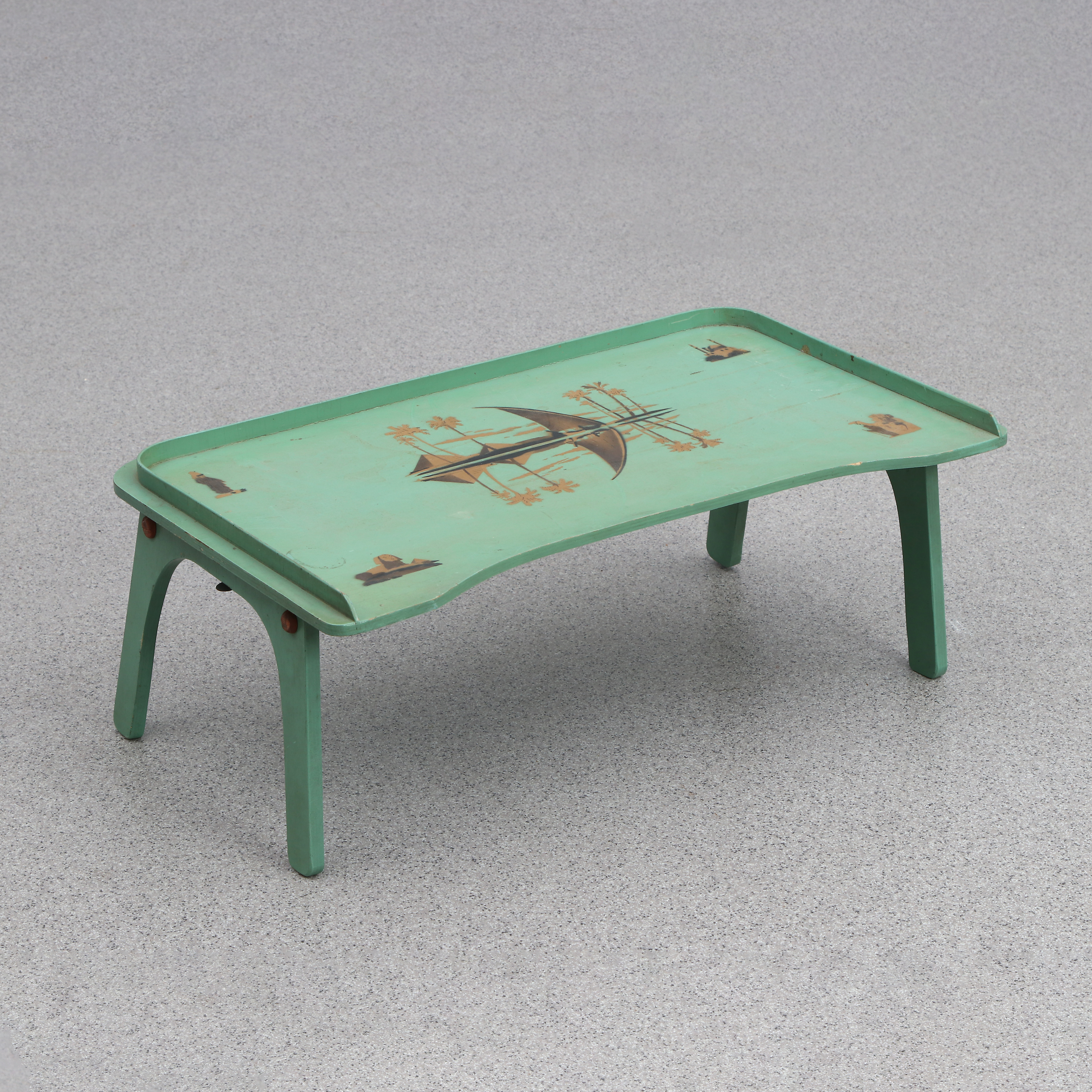 FRUKOSTBRICKA. Lackerat trä. Egyptiserande dekor. Art Deco, 1920/30-tal. Med nedfällbara ben.