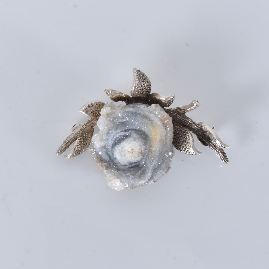 BROSCH, silver med kvartskluster.