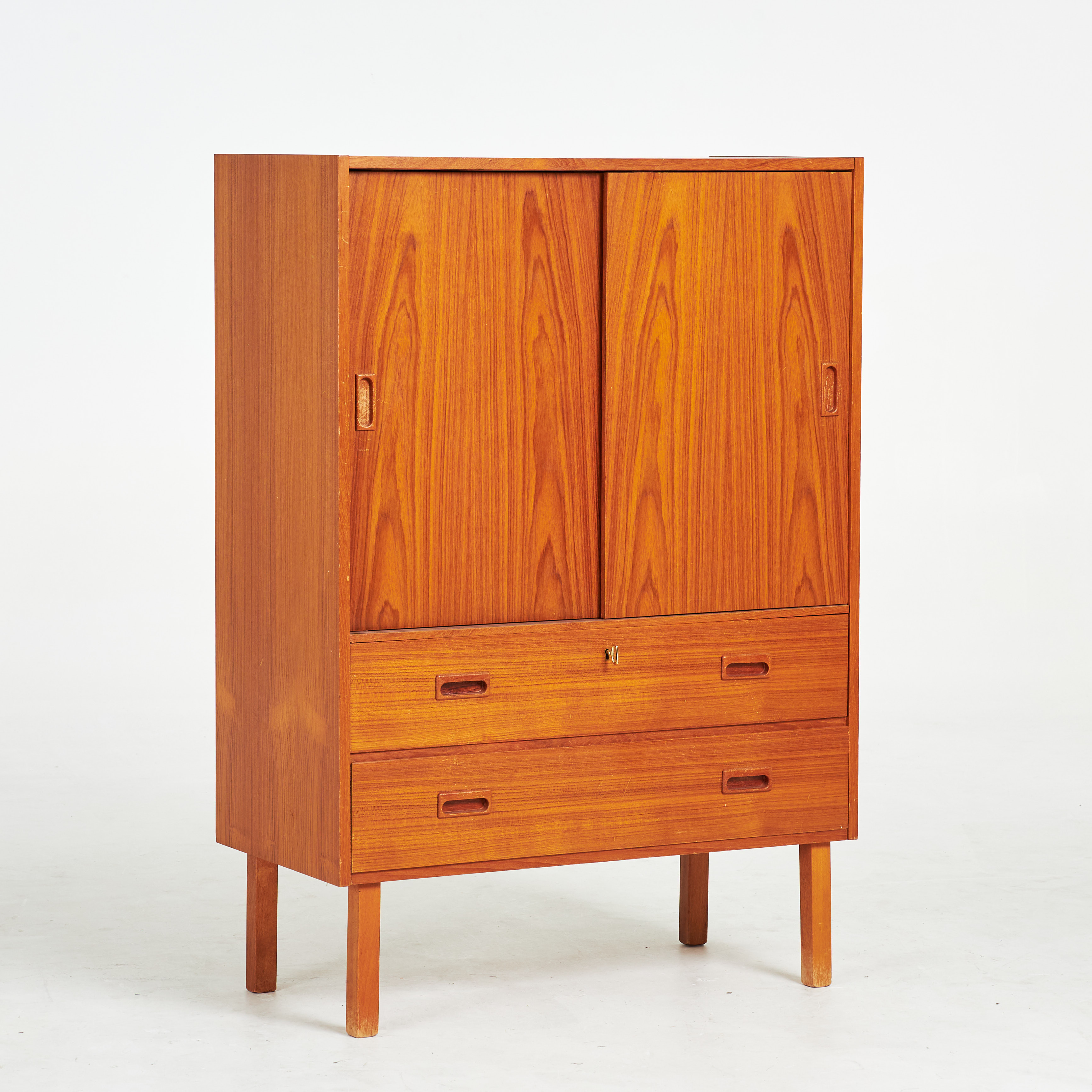 SKÅP. 1960 tal, teak, skjutdörrar, draglådor, infällda draghandtag i teak.