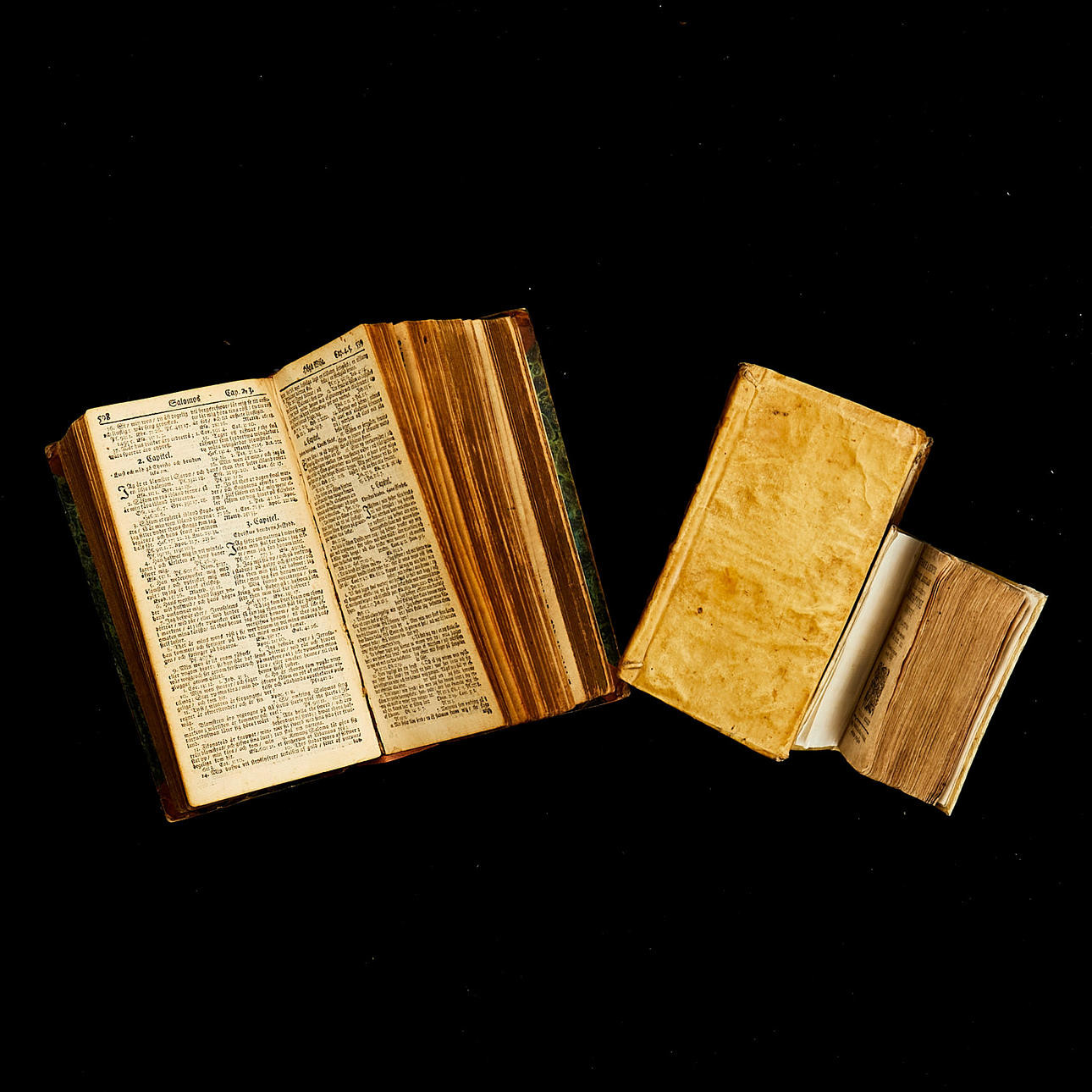 BÖCKER, 3 st, 1700-tal, Bibel, den s k "Molins bibel", 1720, Caeremoniale episcoporum, Rom 1727, Thomas A Kempis "De imitatione", 1731, samtida hfrbd samt pergamentband.