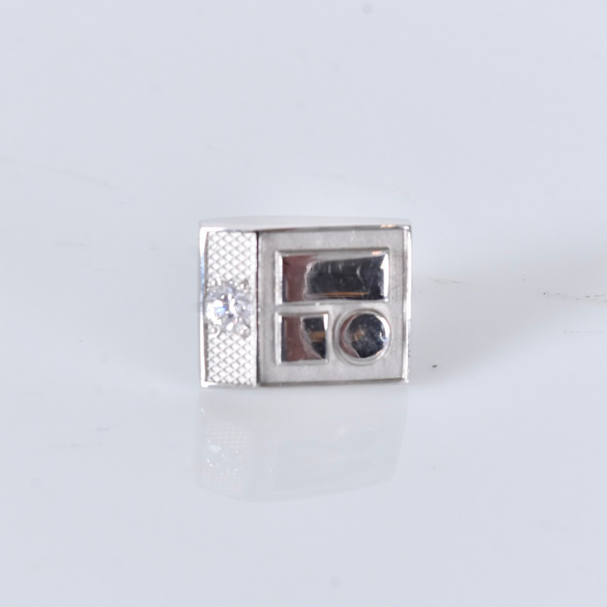 BELÖNINGSNÅL, 10 karat vitguld med briljantslipad diamant.