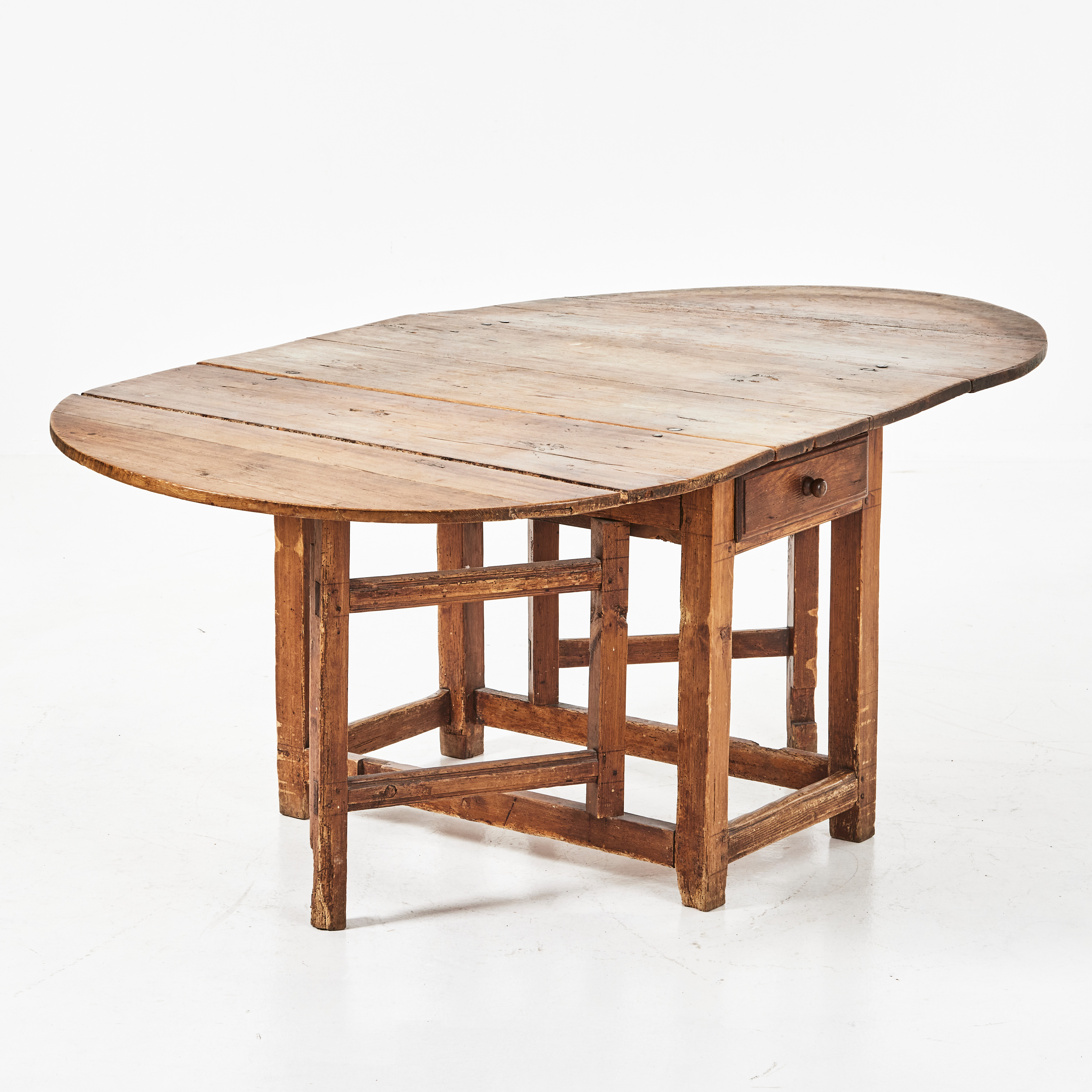 SLAGBORD, svenskt, 1700 / 1800-tal, massiv furu, rundade klaffar, låda i sargen, svarvad dragknopp.