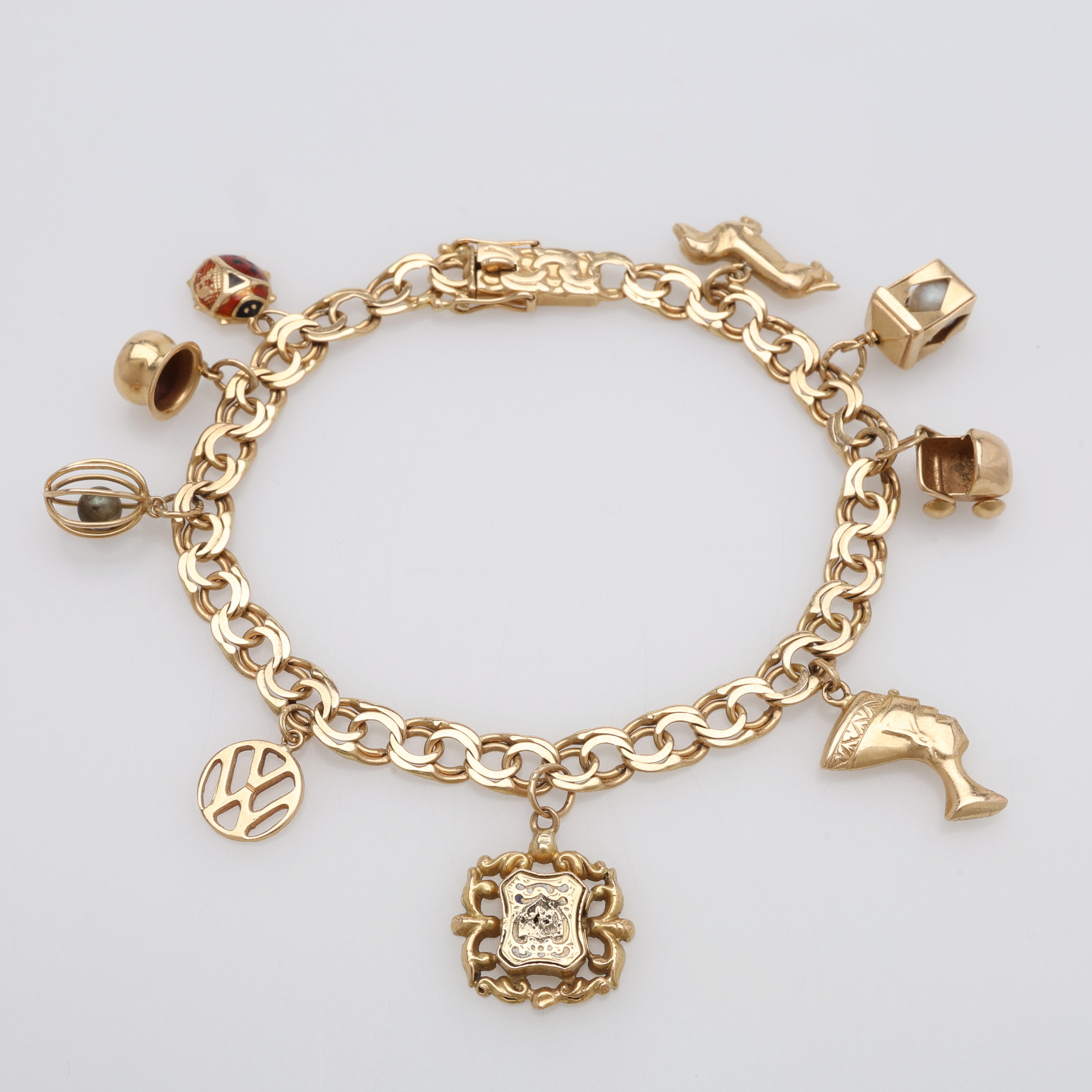 BERLOCKARMBAND, 18 K GULD, bismarklänk, totalt 21,8 g, inklusive 2 pärlor och 2 delar med emaljdekor.