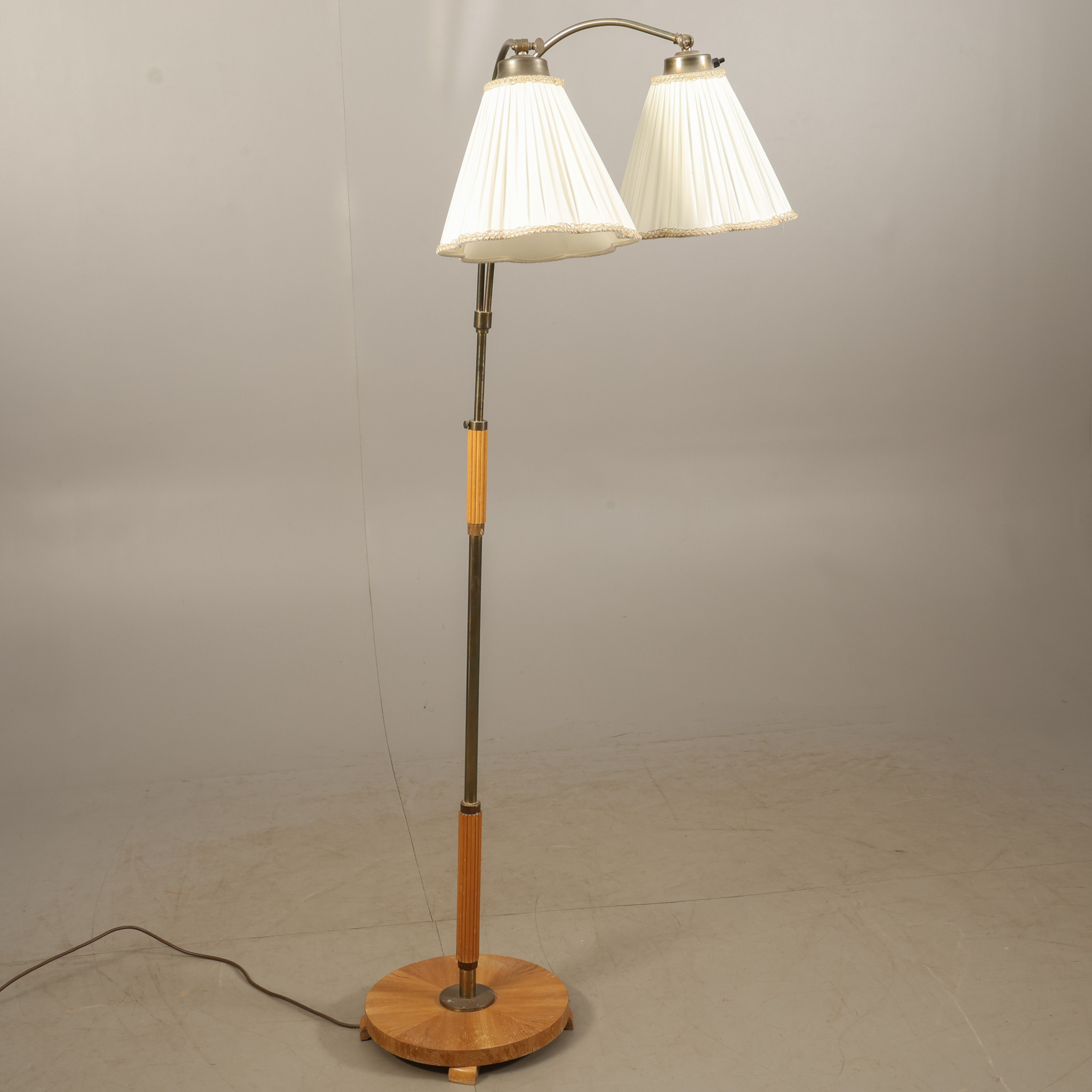 GOLVLAMPA, 1900-talets mitten hälft.