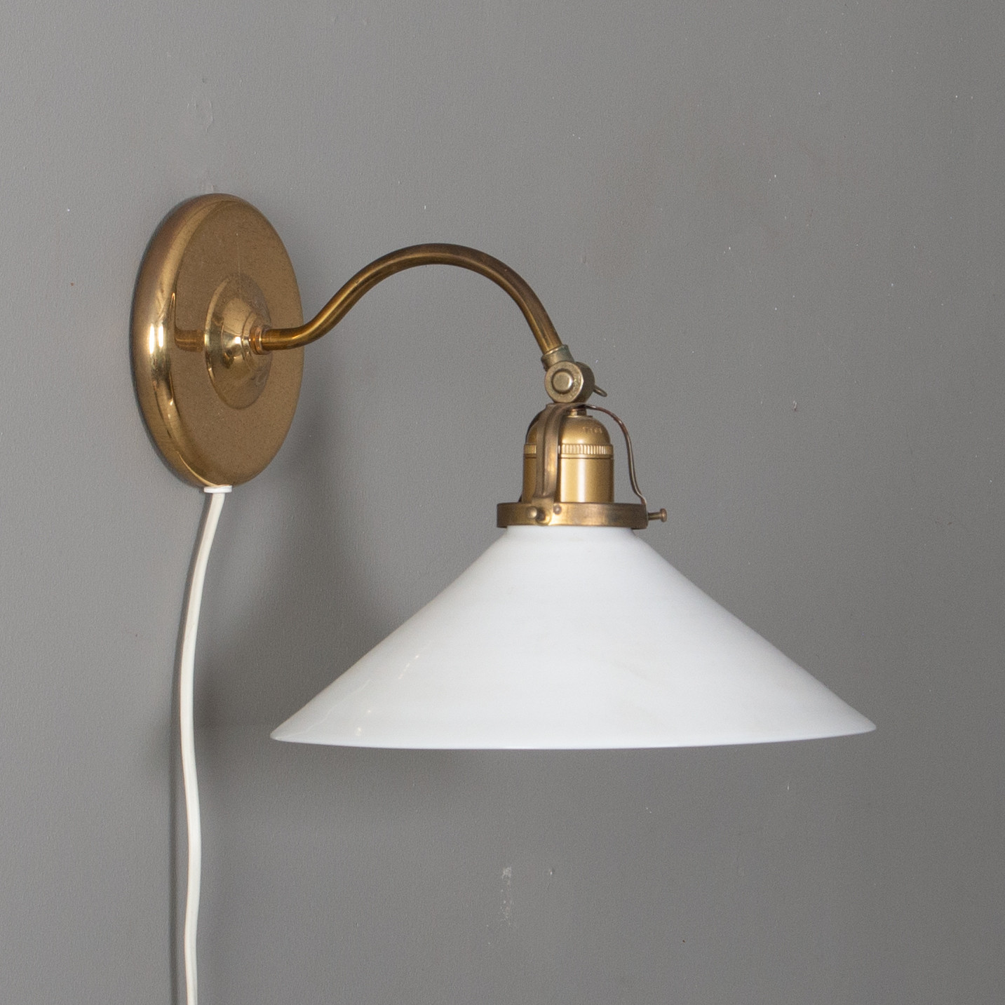 VÄGGLAMPA. Skomakarmodell, glas och mässing.