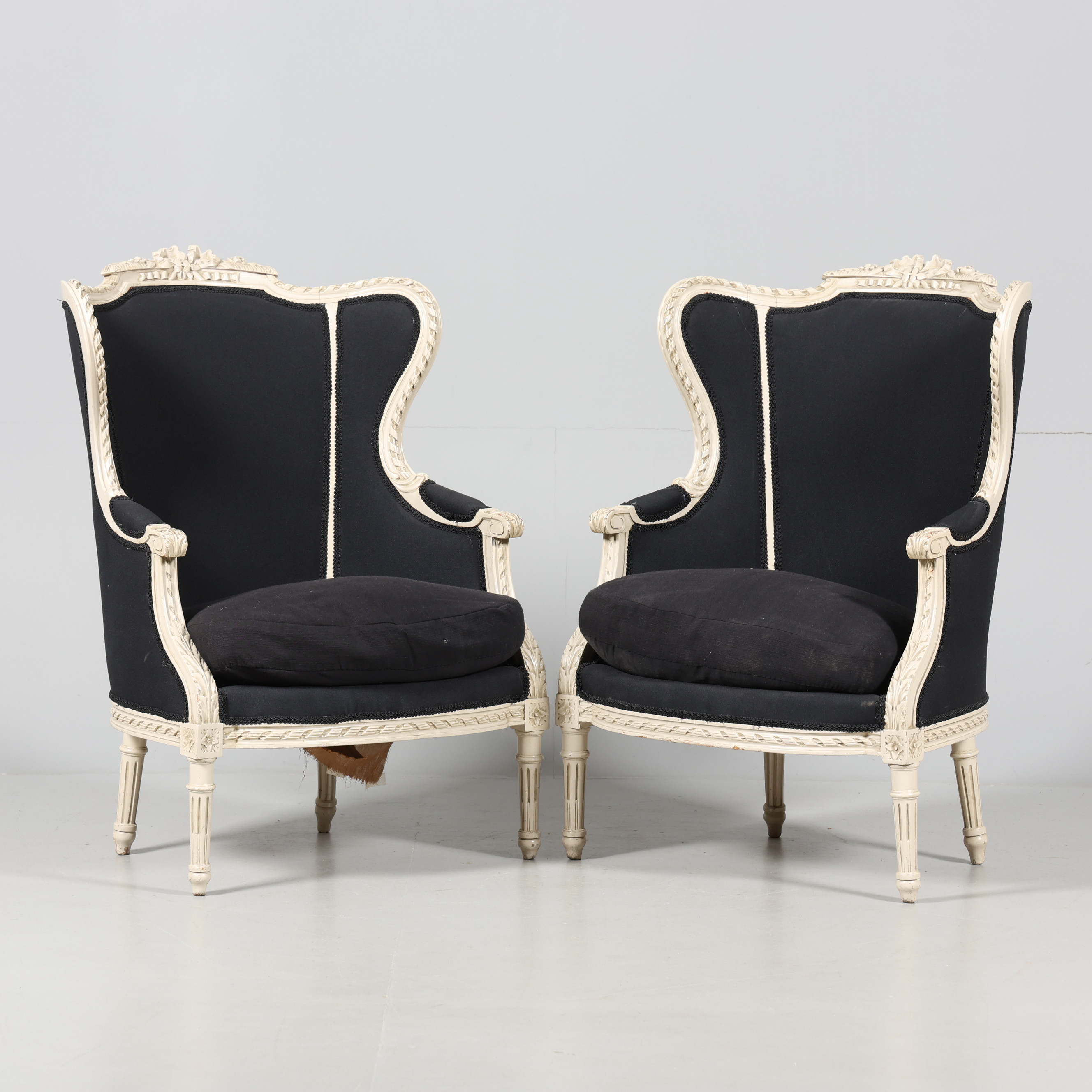 FÅTÖLJER, sk. bergérer, 1 par, gustaviansk stil, 18/1900-tal.
