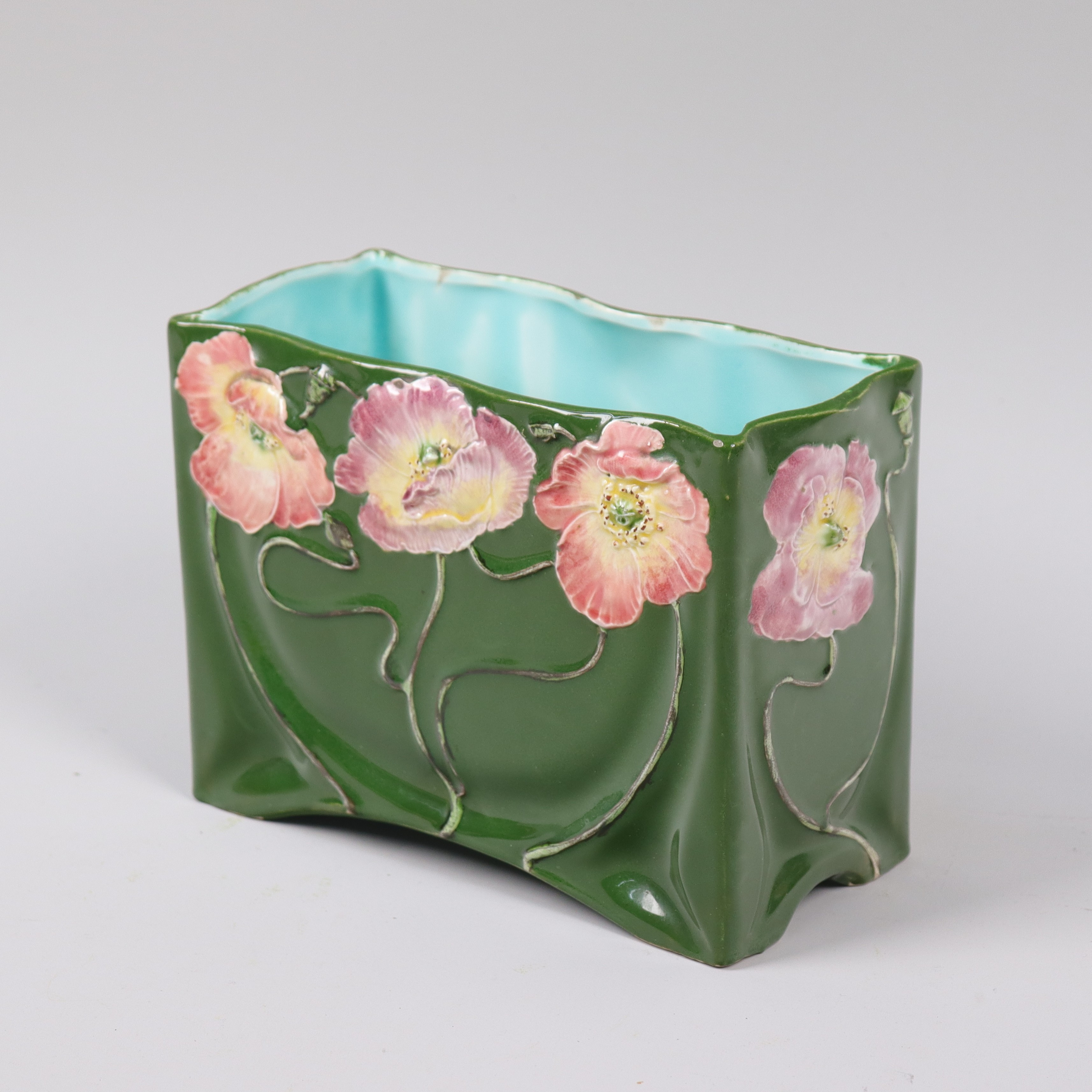VAS / YTTERFODER, jugend, majolika med reliefdekor av blommor, tidigt 1900-tal.