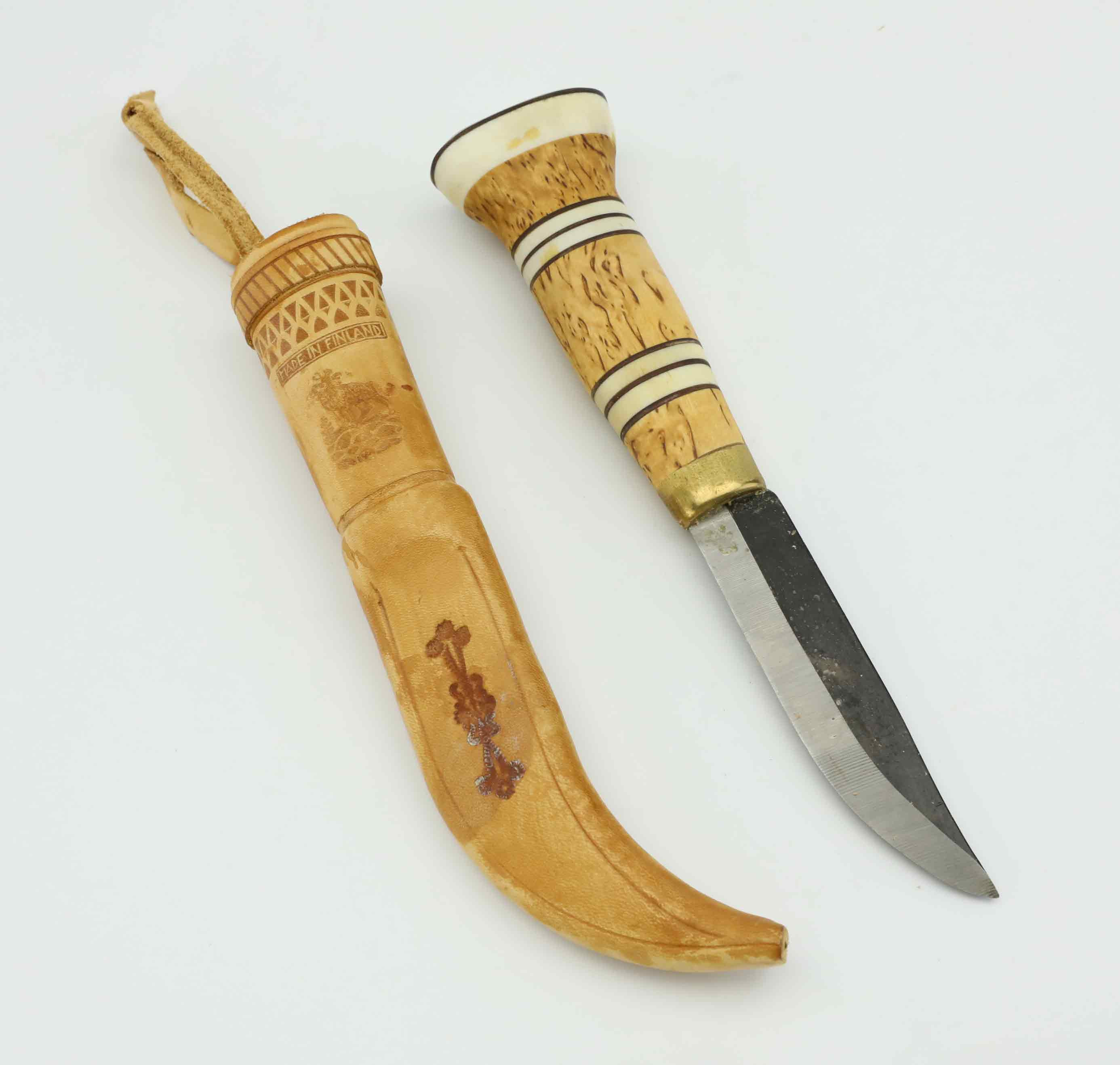 KNIV, horn, björk, läder, Finland, 1900-talets andra hälft.