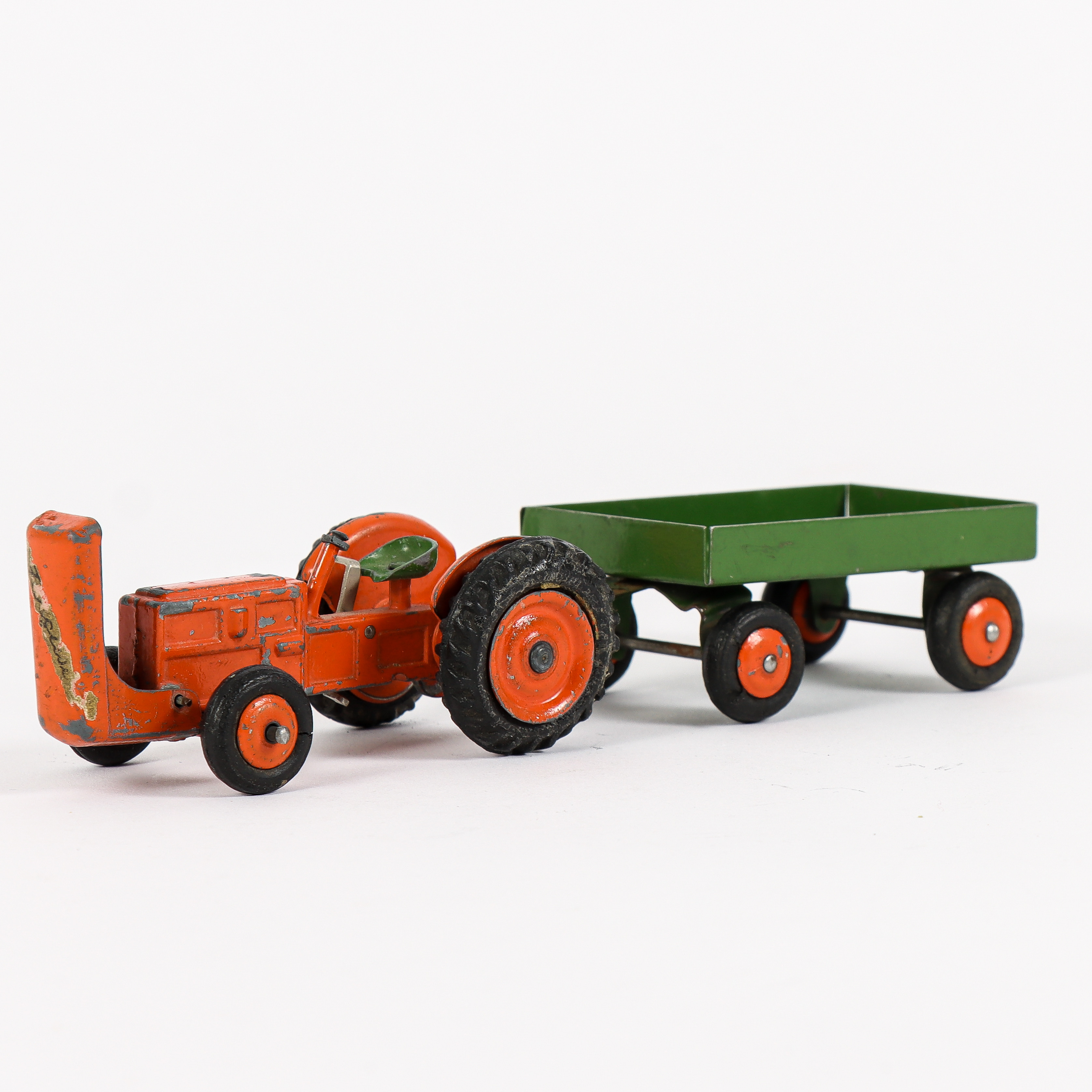 TEKNO Traktor Massey Ferguson med flak.