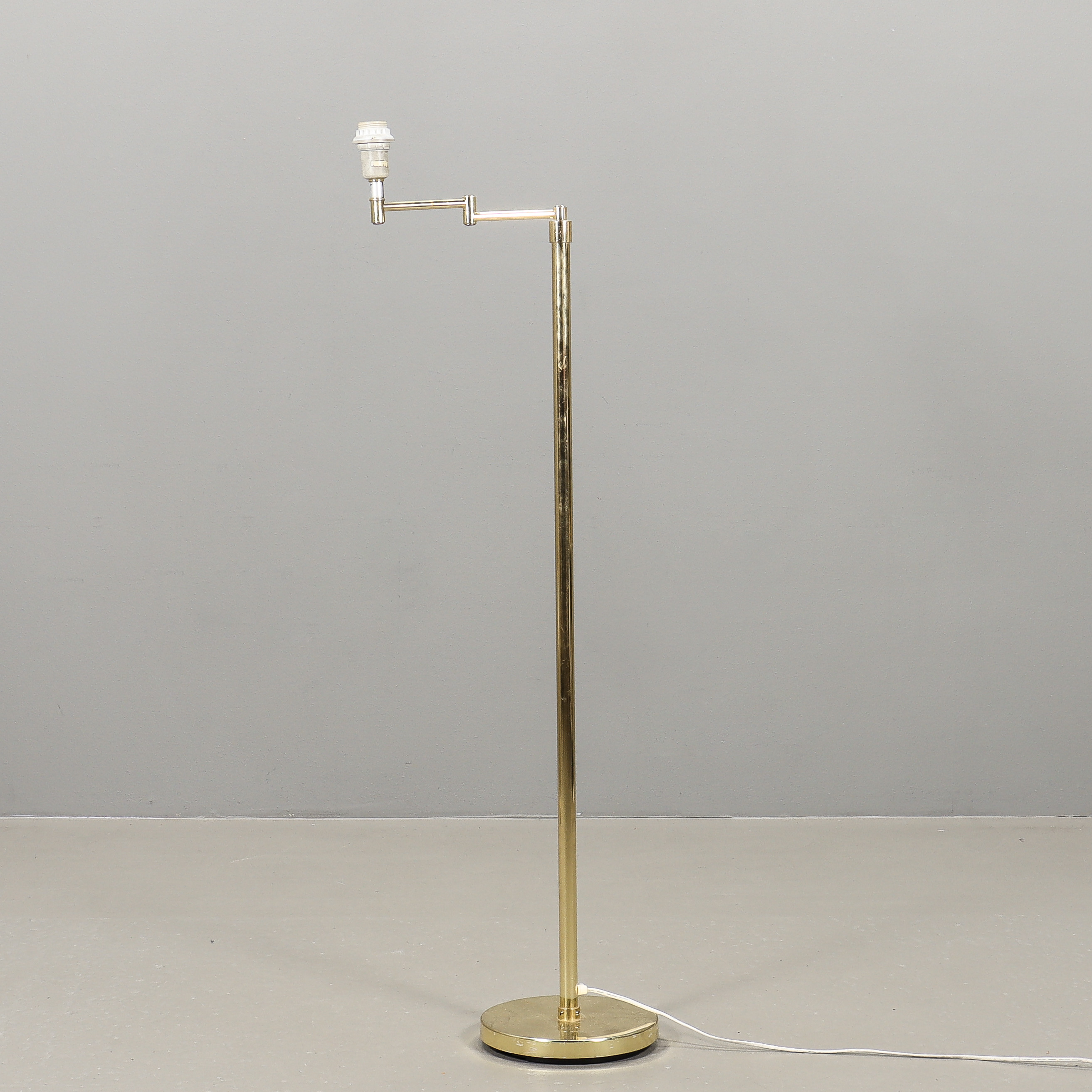 GOLVLAMPA, mässing, 1900-talets senar del.