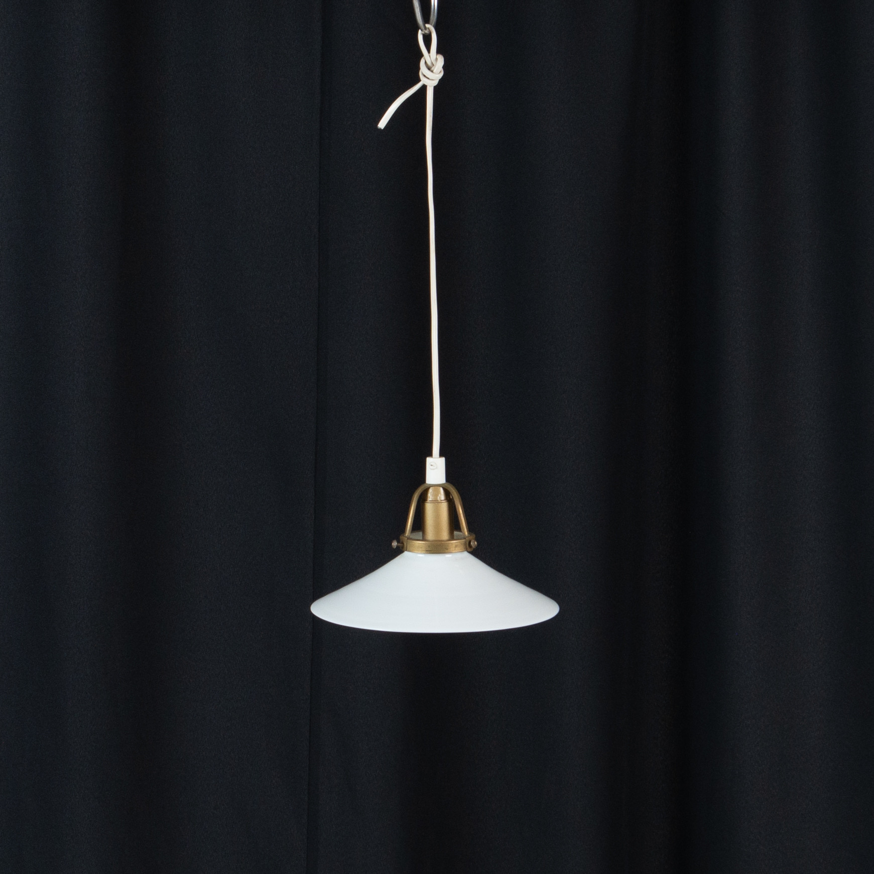 TAKLAMPA. S.k skomakarlampa, glas och mässing.