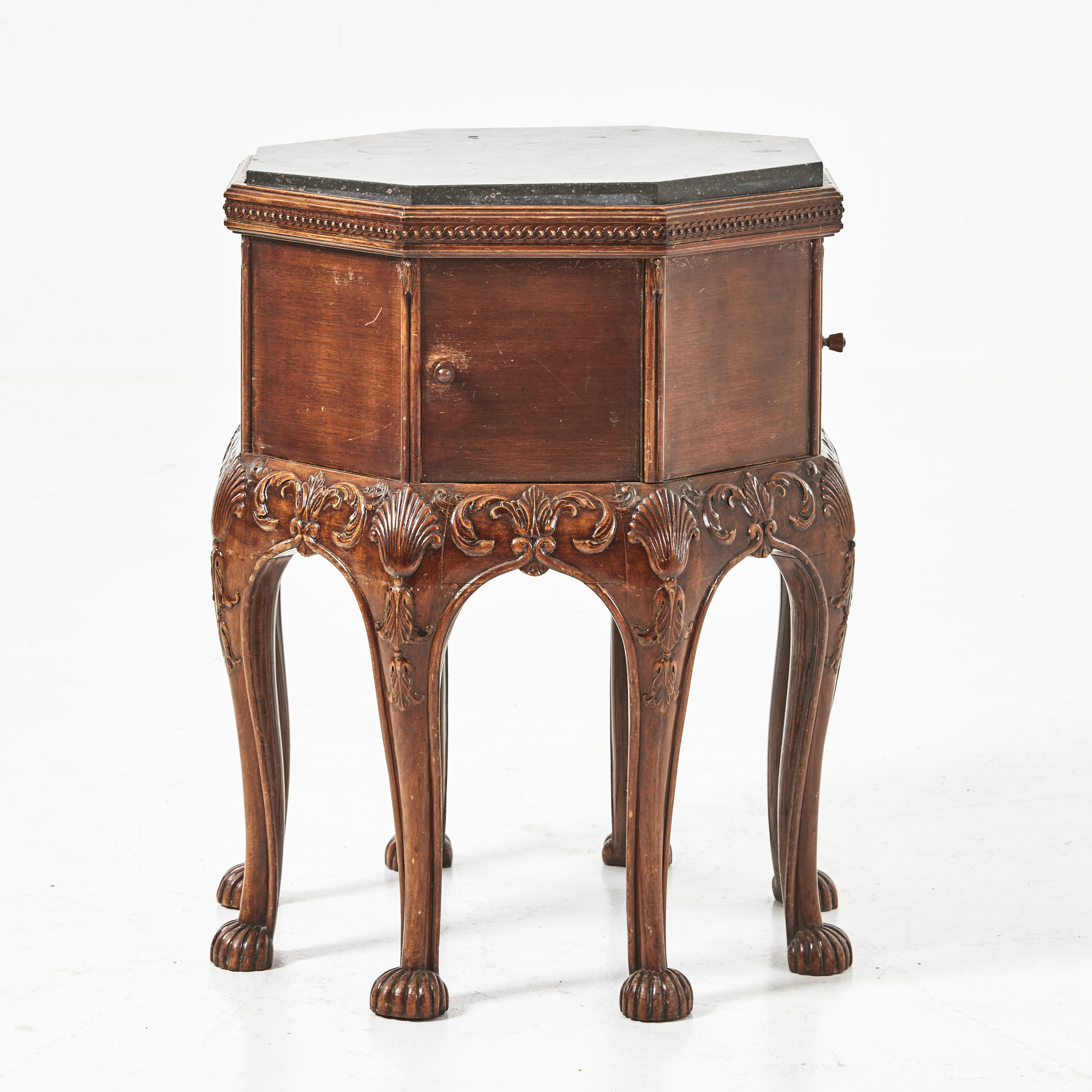 BORD, England, 1800-tal, med stenskiva, oktagonalt, fanérat i mahogny.