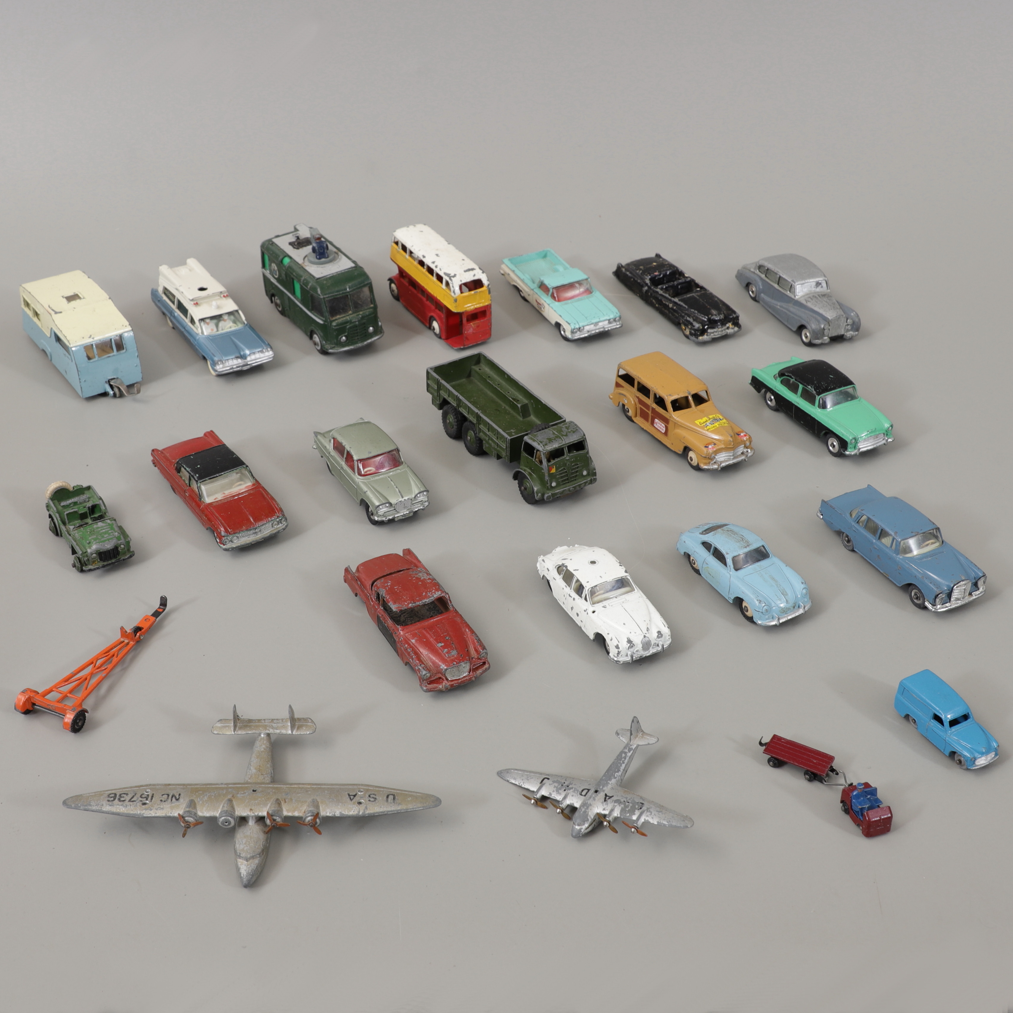LEKSAKSBILAR, 22 st, Dinky Toys, 1900-talets mitt.