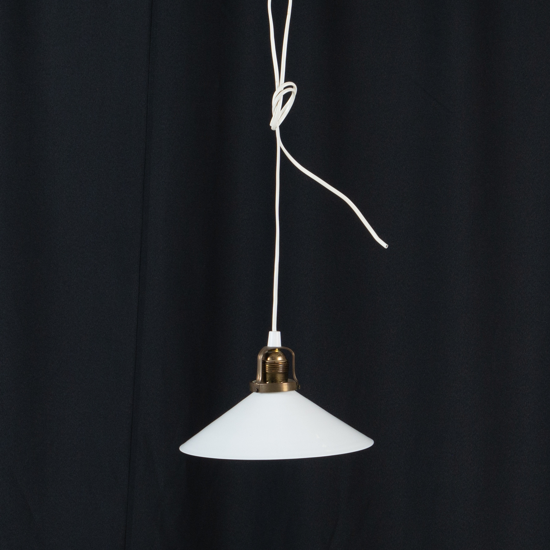 TAKLAMPA. Skomakarlampa, glas och mässing.