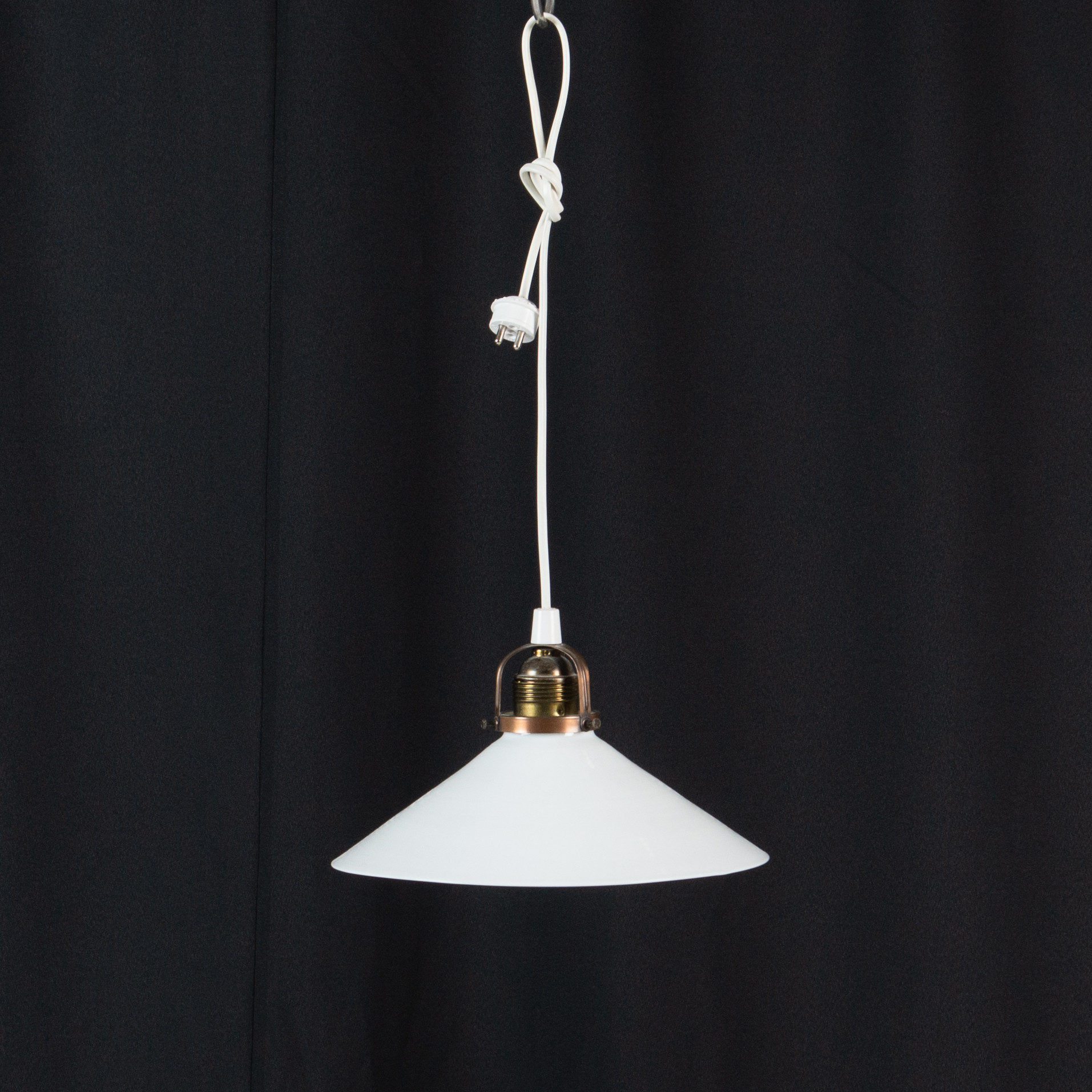 TAKLAMPA. Skomakarlampa, glas och mässing.