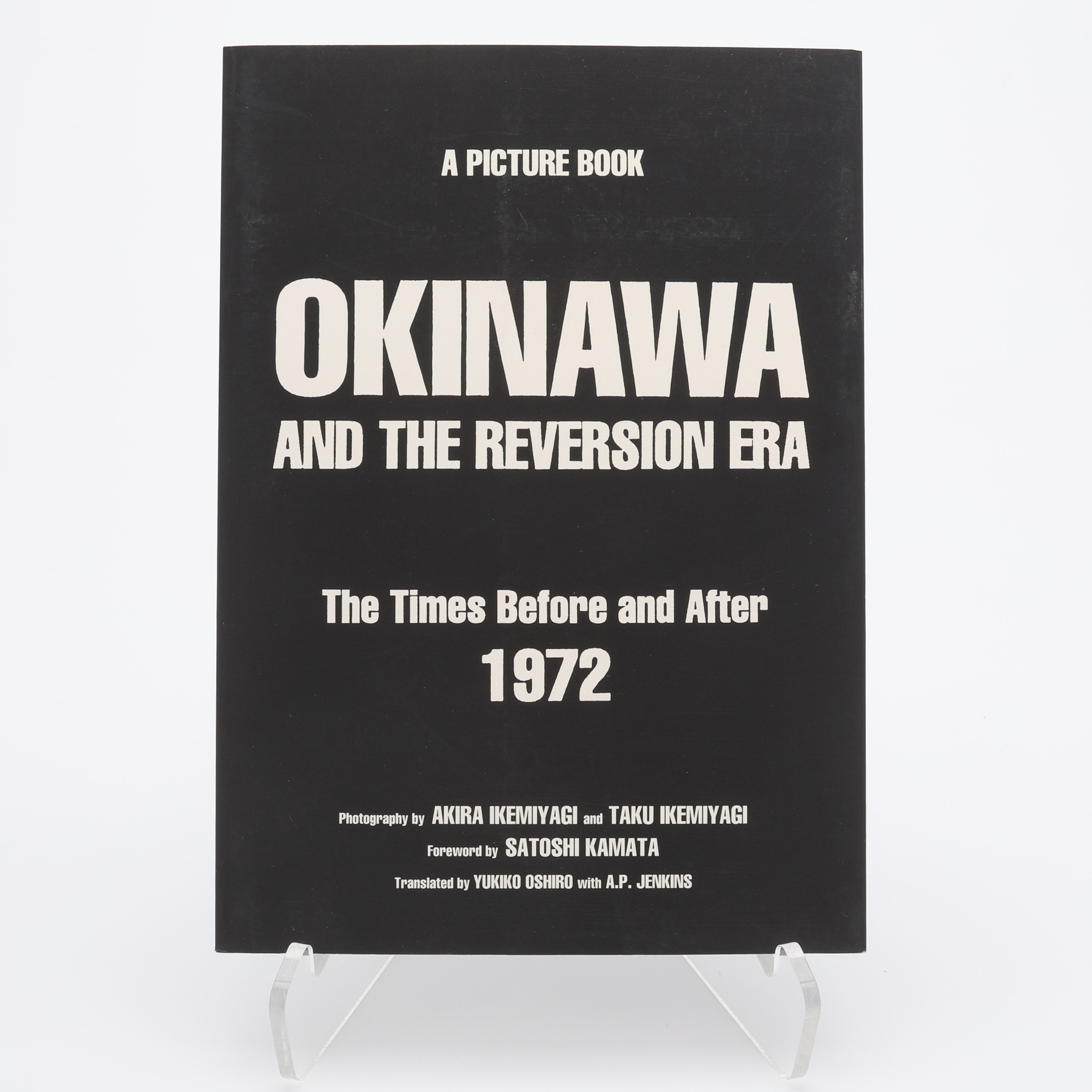 FOTO. DE JAPANSKE FOTOGRAFERNA AKIRA IKEMIYAGI OCH TAKU IKEMIYAGIS "OKINAWA AND THE REVERSION ERA" I FÖRSTA UPPLAGAN, 2000.