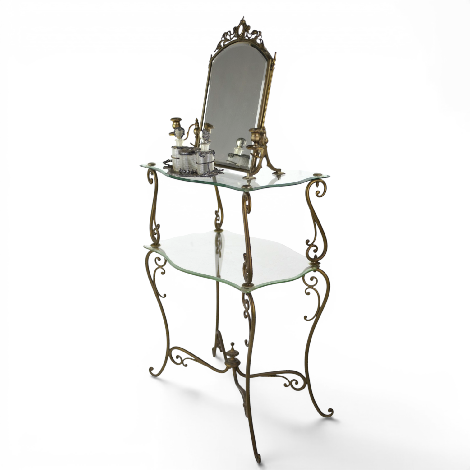 SMINKBORD med SPEGEL och två LJUSHÅLLARE samt TOALETTUPPSATS, mässing, hyllplan av glas, 1900-talets första hälft.