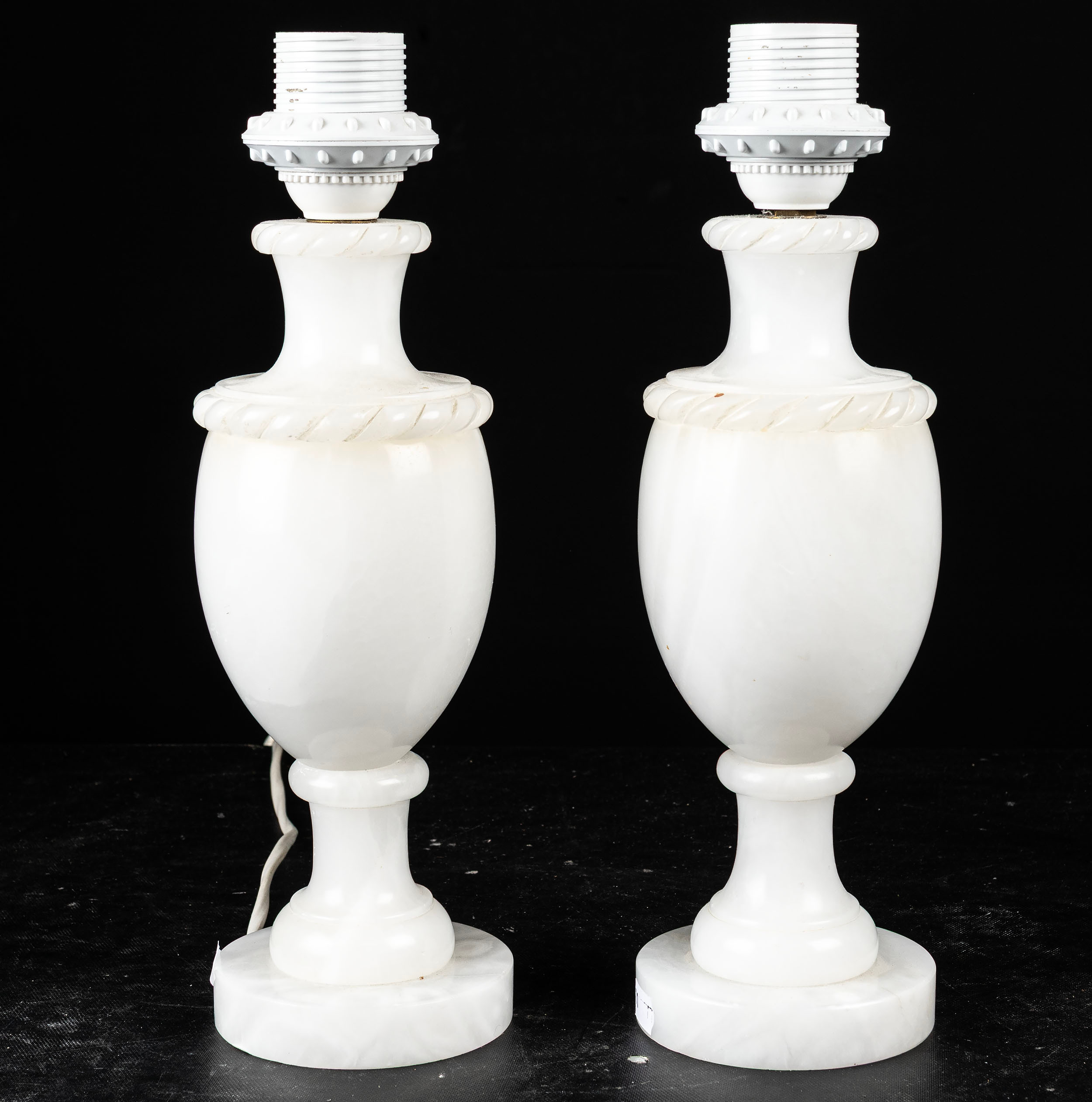 BORDSLAMPOR, 1 par, alabaster, 1900 - talets andra hälft.