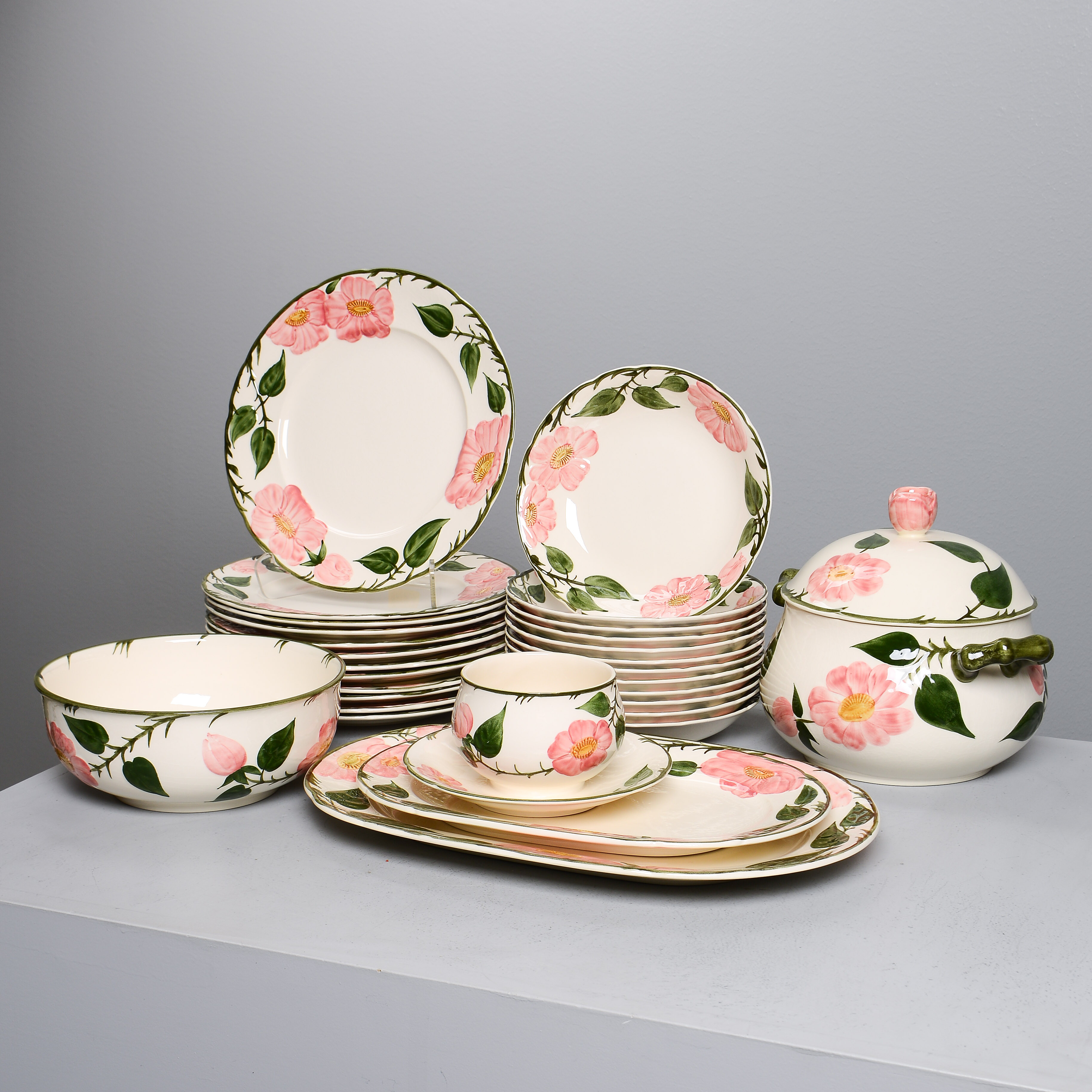 MATSERVIS för 12 personer, "Wild Rose", Villeroy & Boch (29 delar).