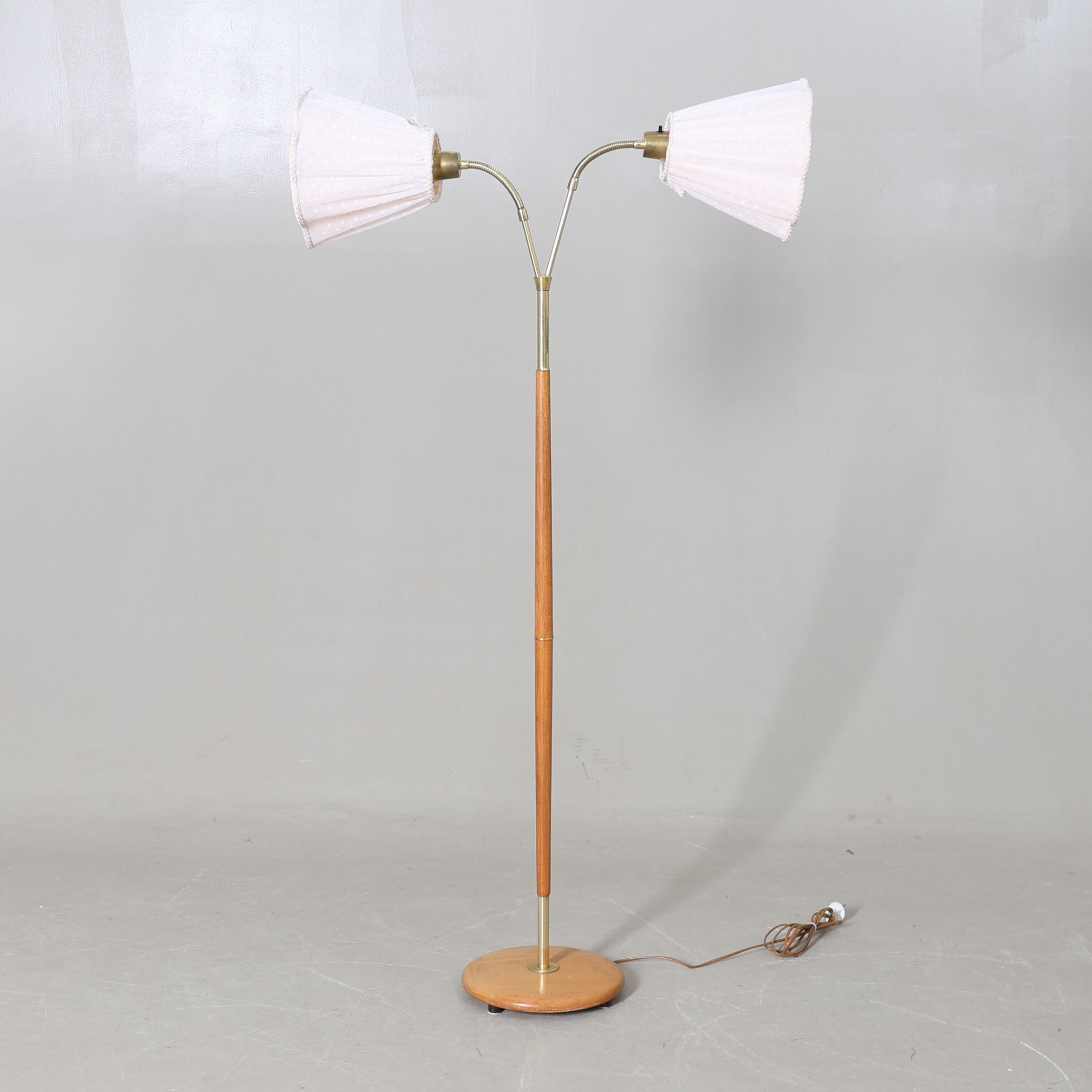 GOLVLAMPA, ek & mässing, Malmö Elektriska Armatur, 1900-tal.