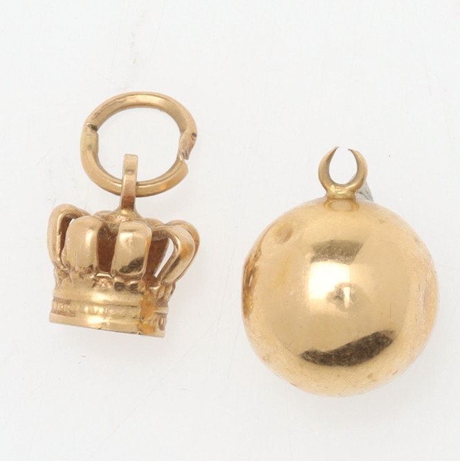 HÄNGEN/BERLOCKER, 2 st, 18K guld, krona och kula.