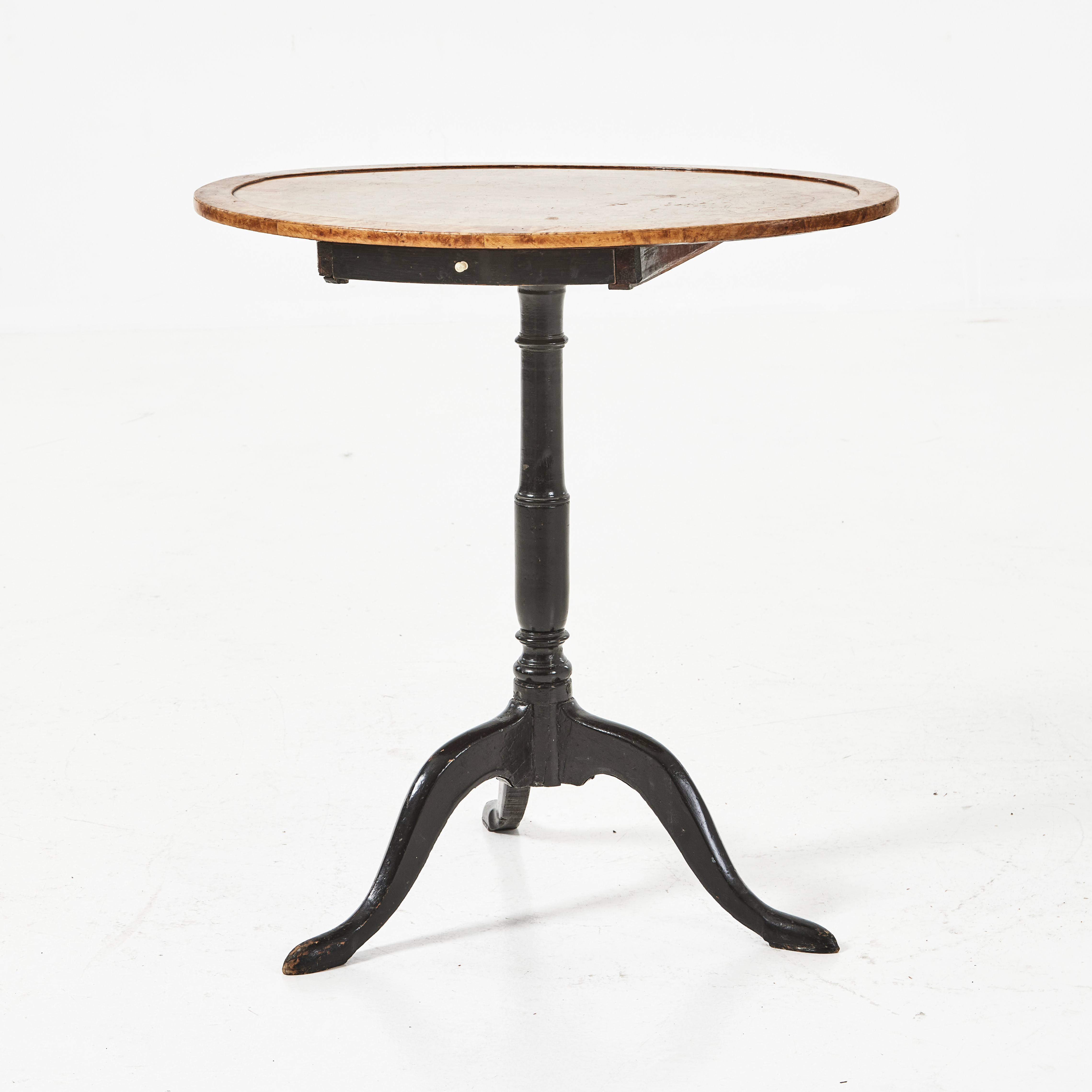 FÄLLBORD, omkring 1800-talets mitt, skiva med rotfanér, lådor i sargen.