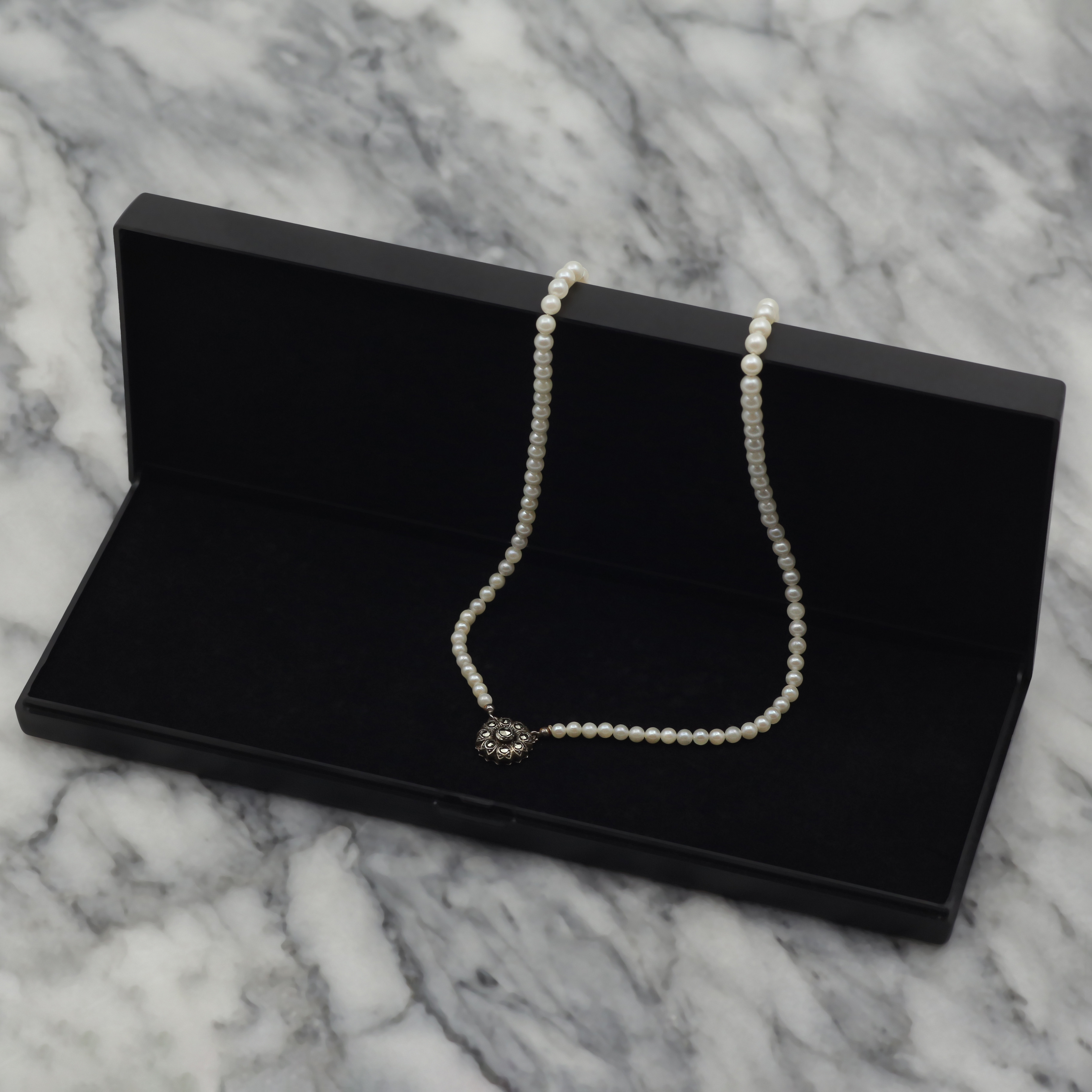 PÄRLCOLLIER, ÄKTA PÄRLOR, LÅS I SILVER.