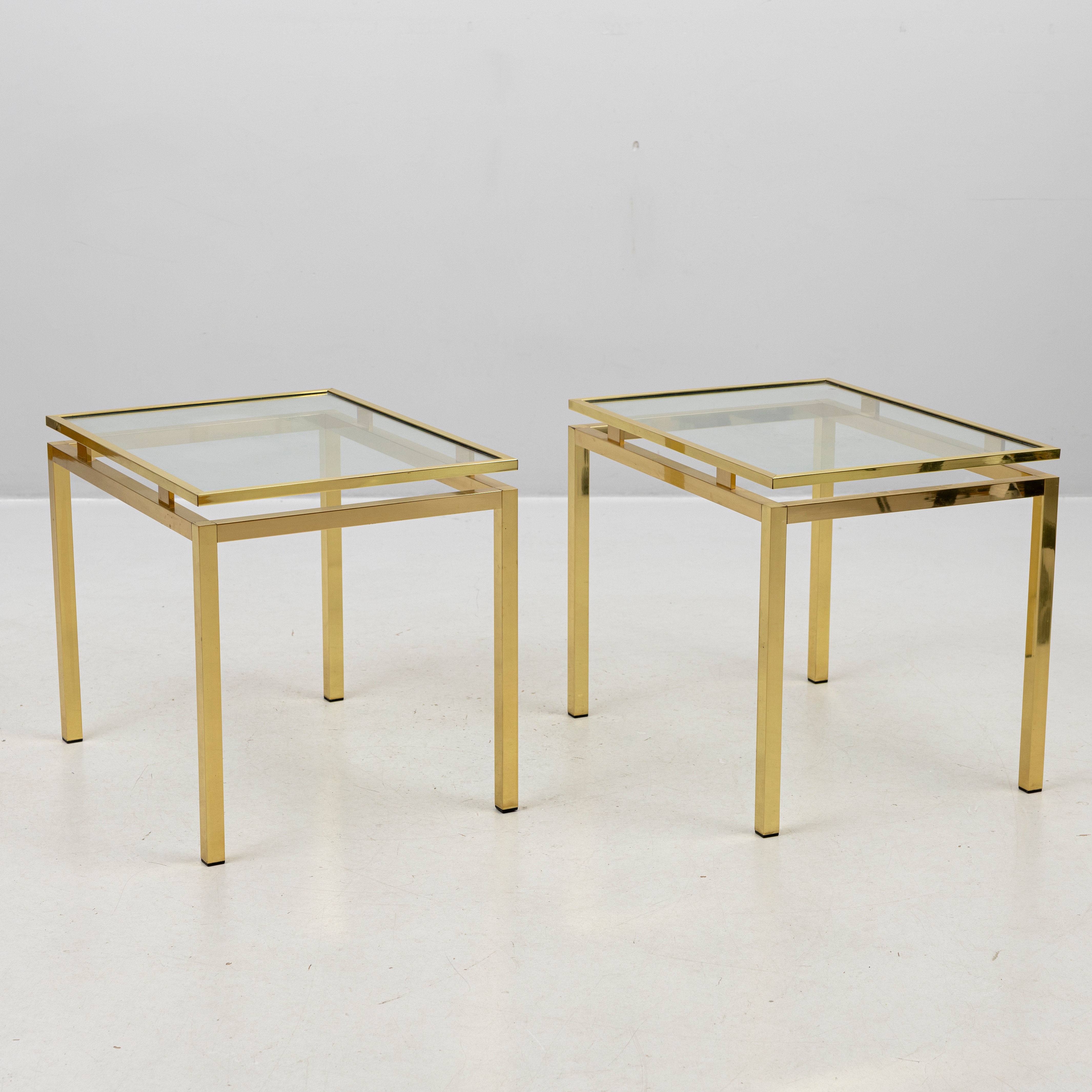 LAMPBORD, ett par gulmetall och glas, 1970/80-tal.