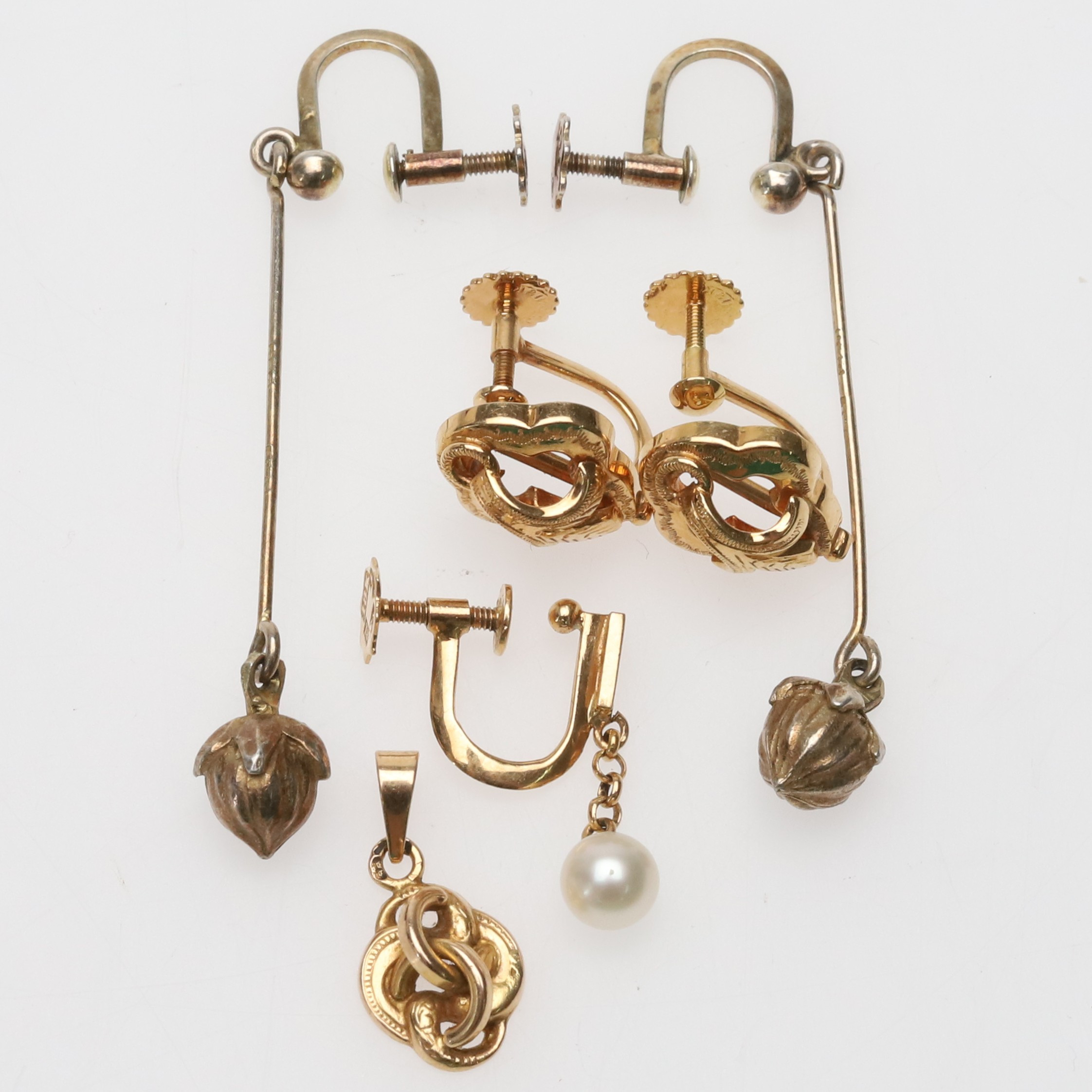 Örhängen & hänge, 18K guld, 4,46 gram samt ett par örhängen av sterlingsilver.