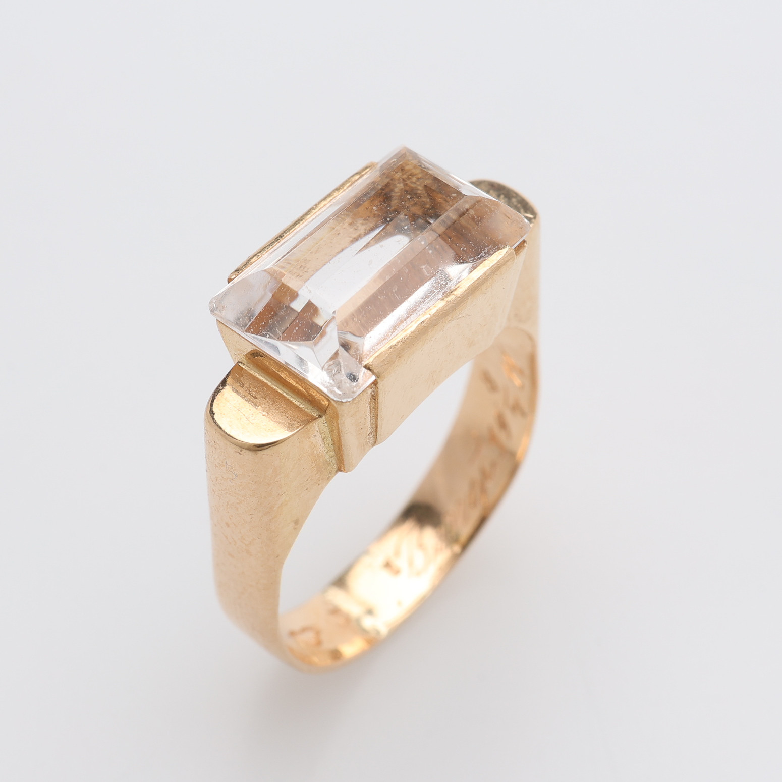 RING, 18 k guld med slipad bergkristall, Carl Sandberg, Ystad (1913-1920), 6,2 g.