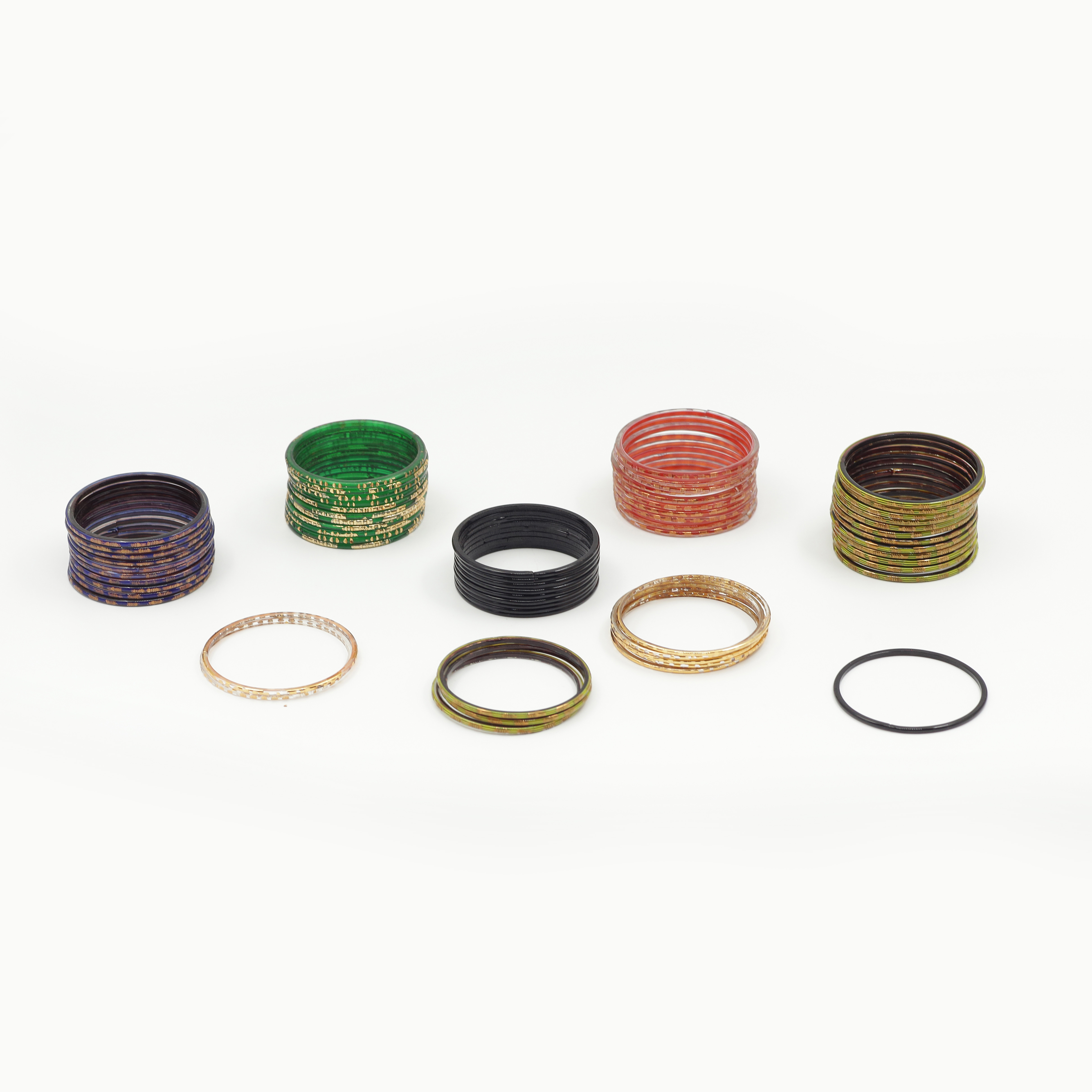 ARMRINGAR "BANGLES" TILLVERKADE I GLAS SAMT METALL, INDIEN.