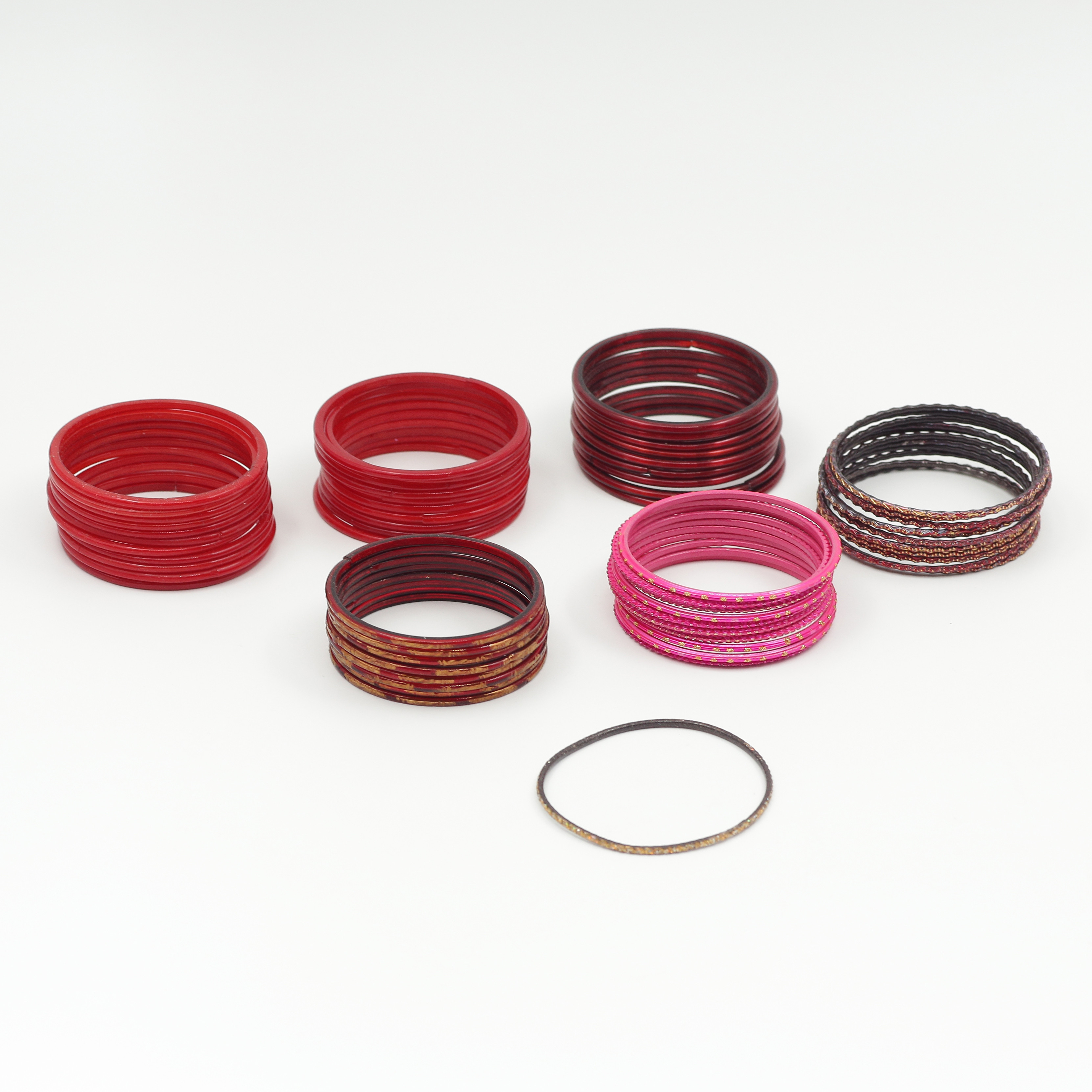 ARMRINGAR "BANGLES" TILLVERKADE I GLAS SAMT METALL, INDIEN.