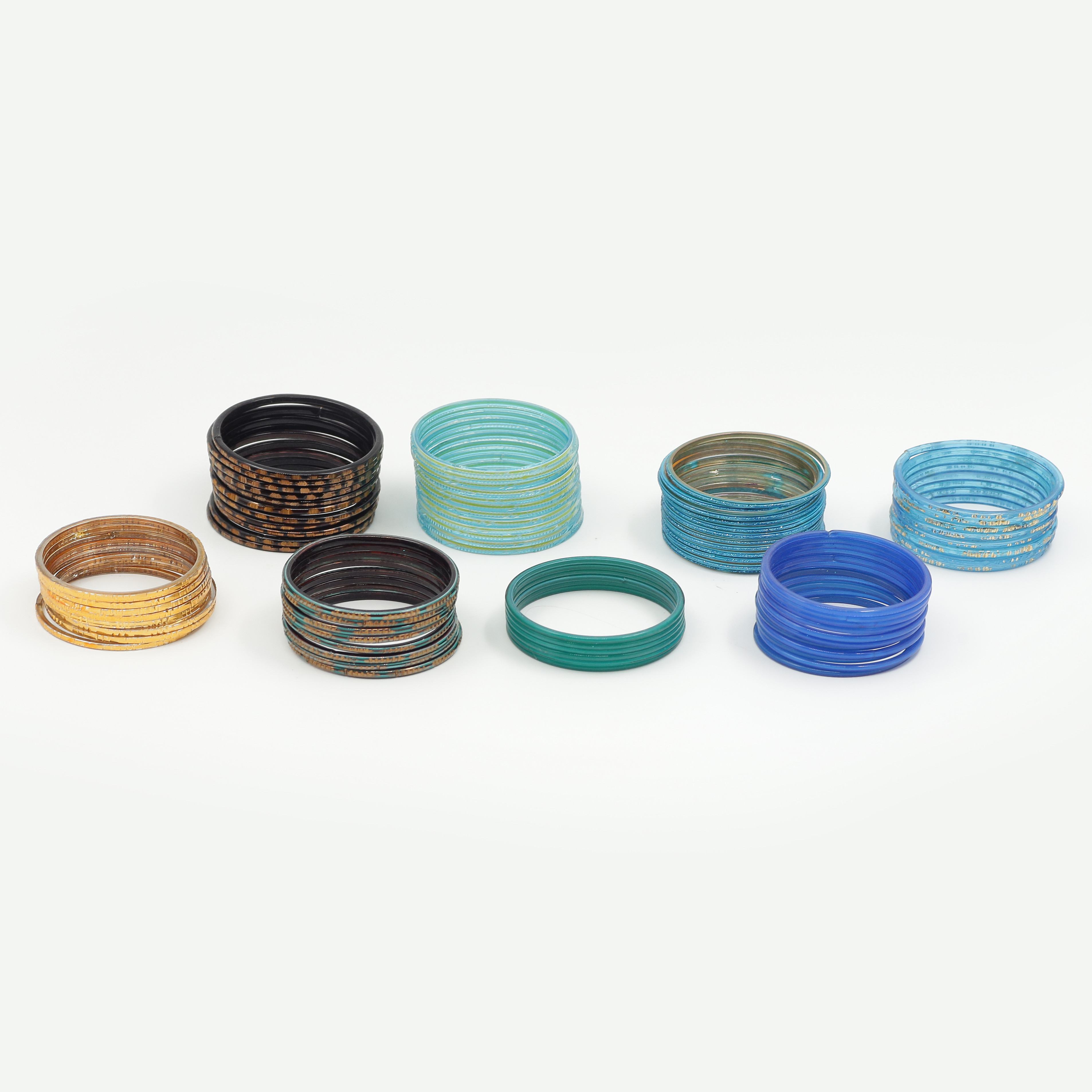 ARMRINGAR "BANGLES" TILLVERKADE I GLAS SAMT METALL, INDIEN.