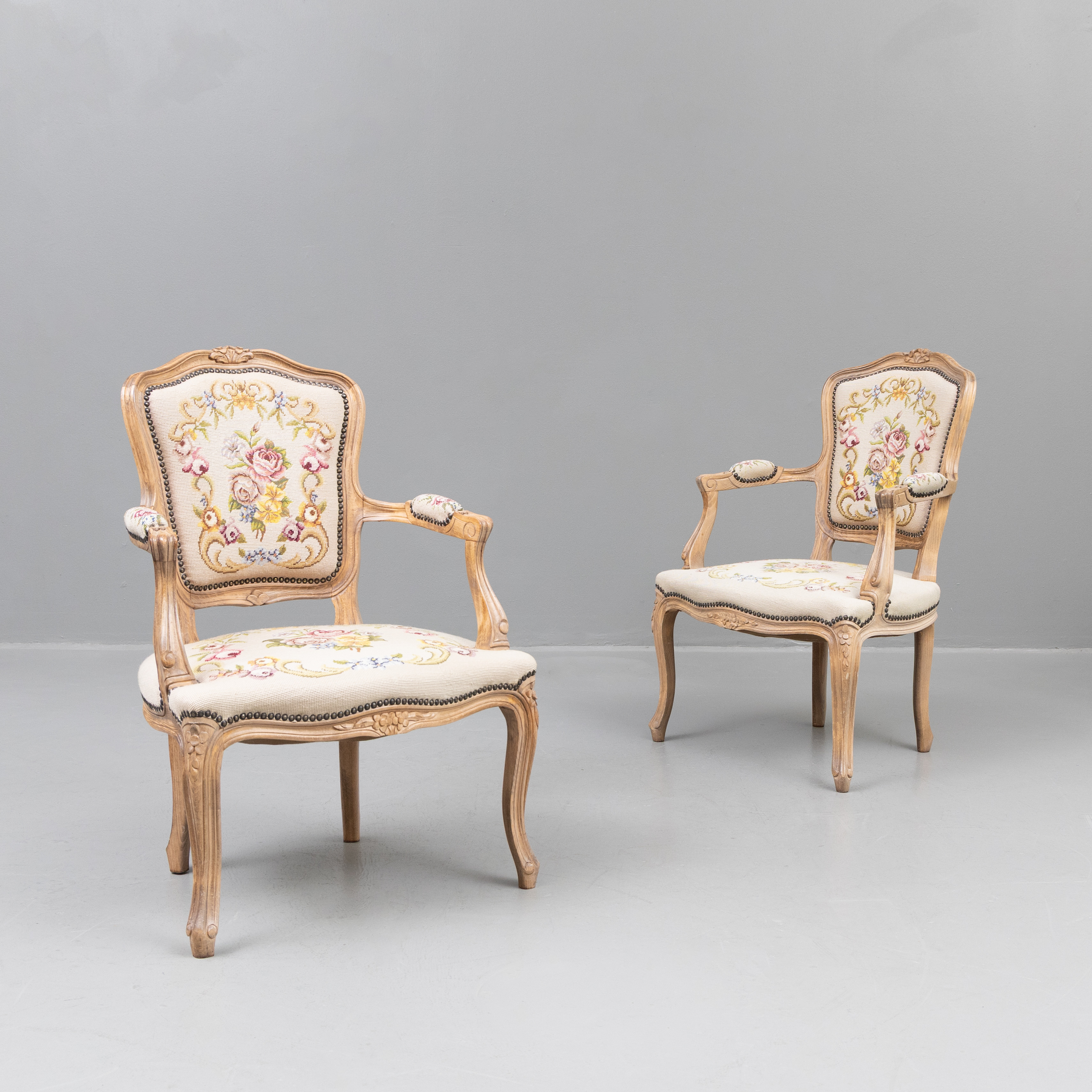 KARMSTOLAR, 1 par, broderad sits, rokokostil, 1900-tal.