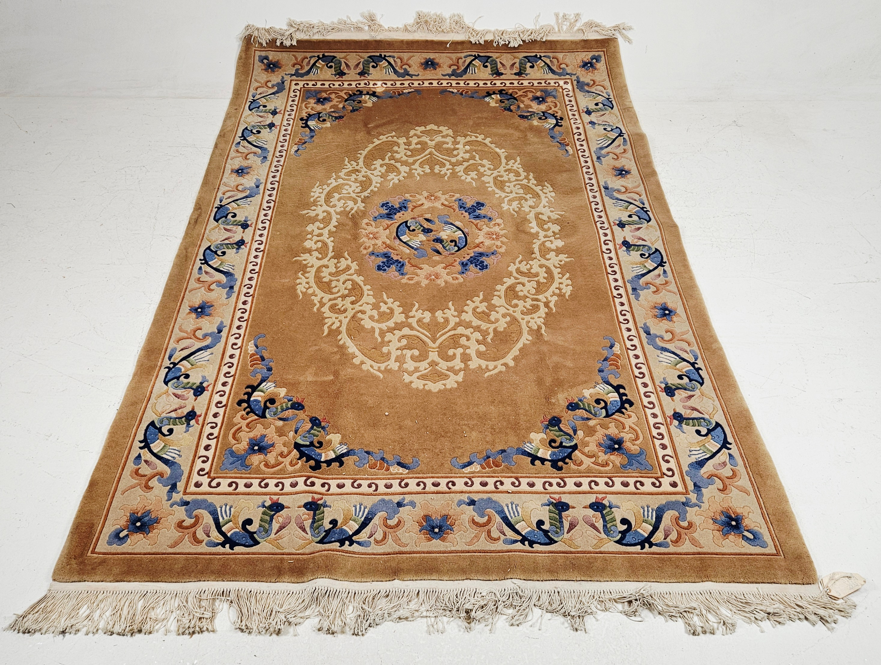 MATTA, Kina, ca. 274x183 cm.
