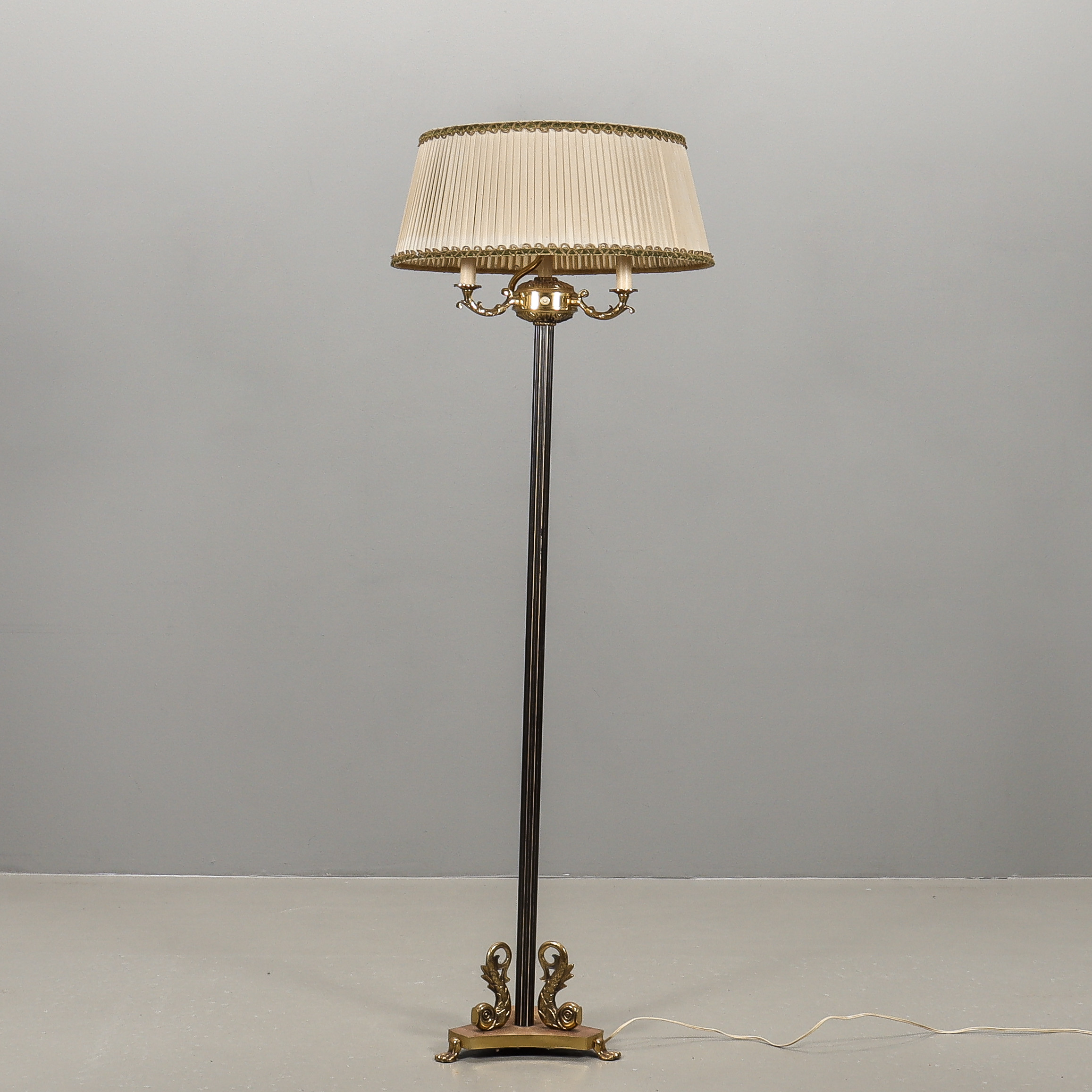 GOLVLAMPA, mässing, 1900-talets mitt.