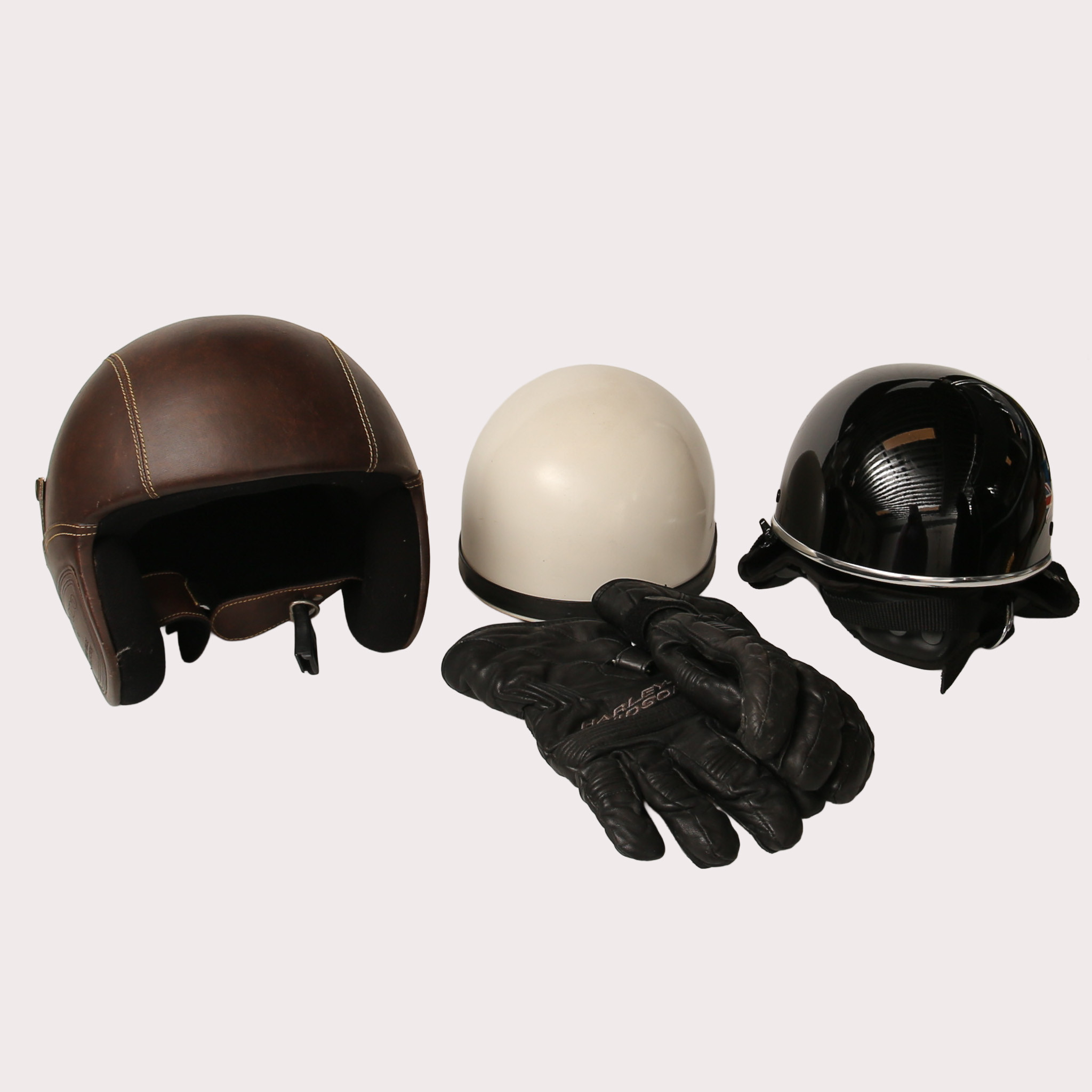 HJÄLMAR, 3 st., HARLEY DAVIDSON handskar, ett par. Tillverkningstid 1960-tal - ca. 2000-tal.