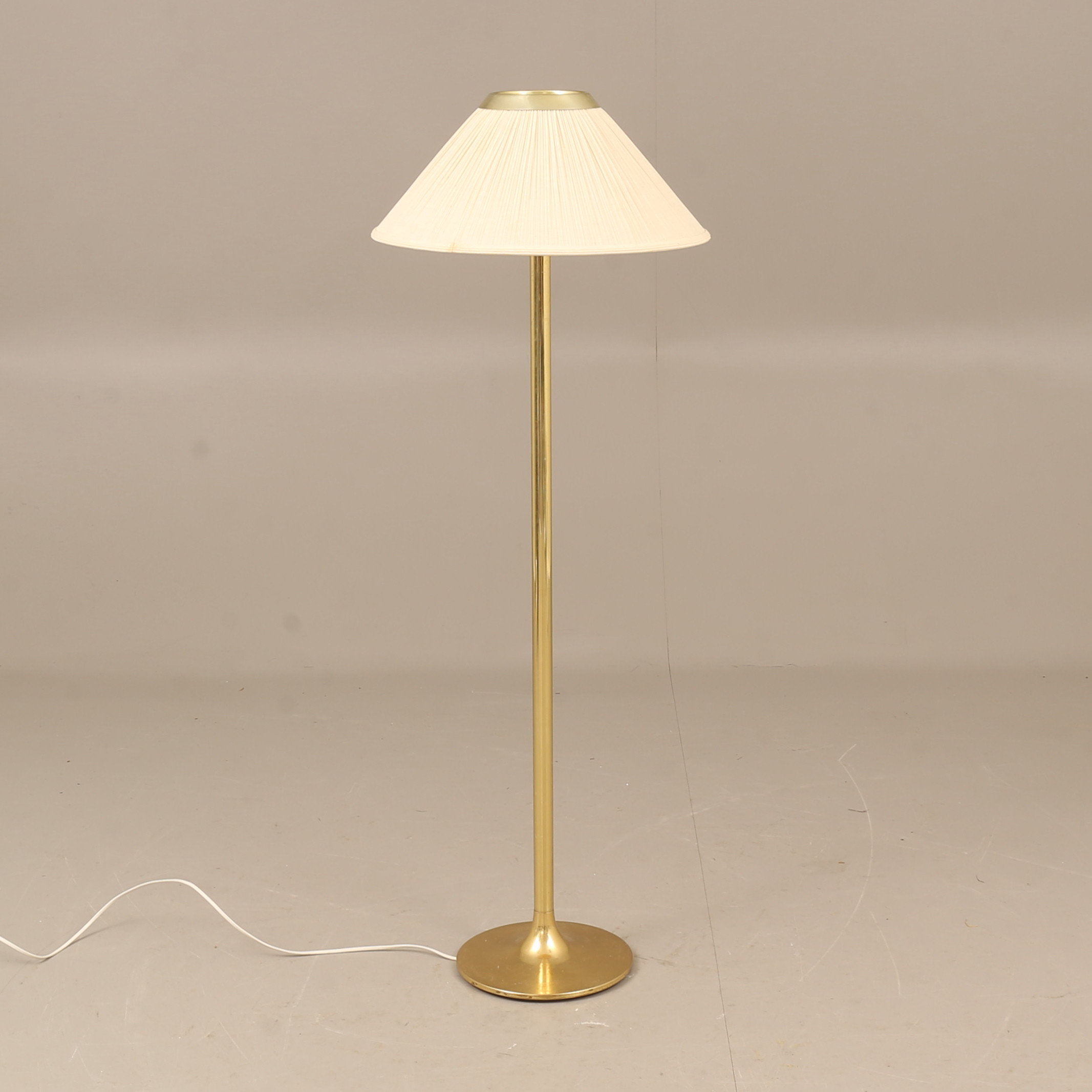 GOLVLAMPA, Ivars, mässing, 1900-talets senare del.