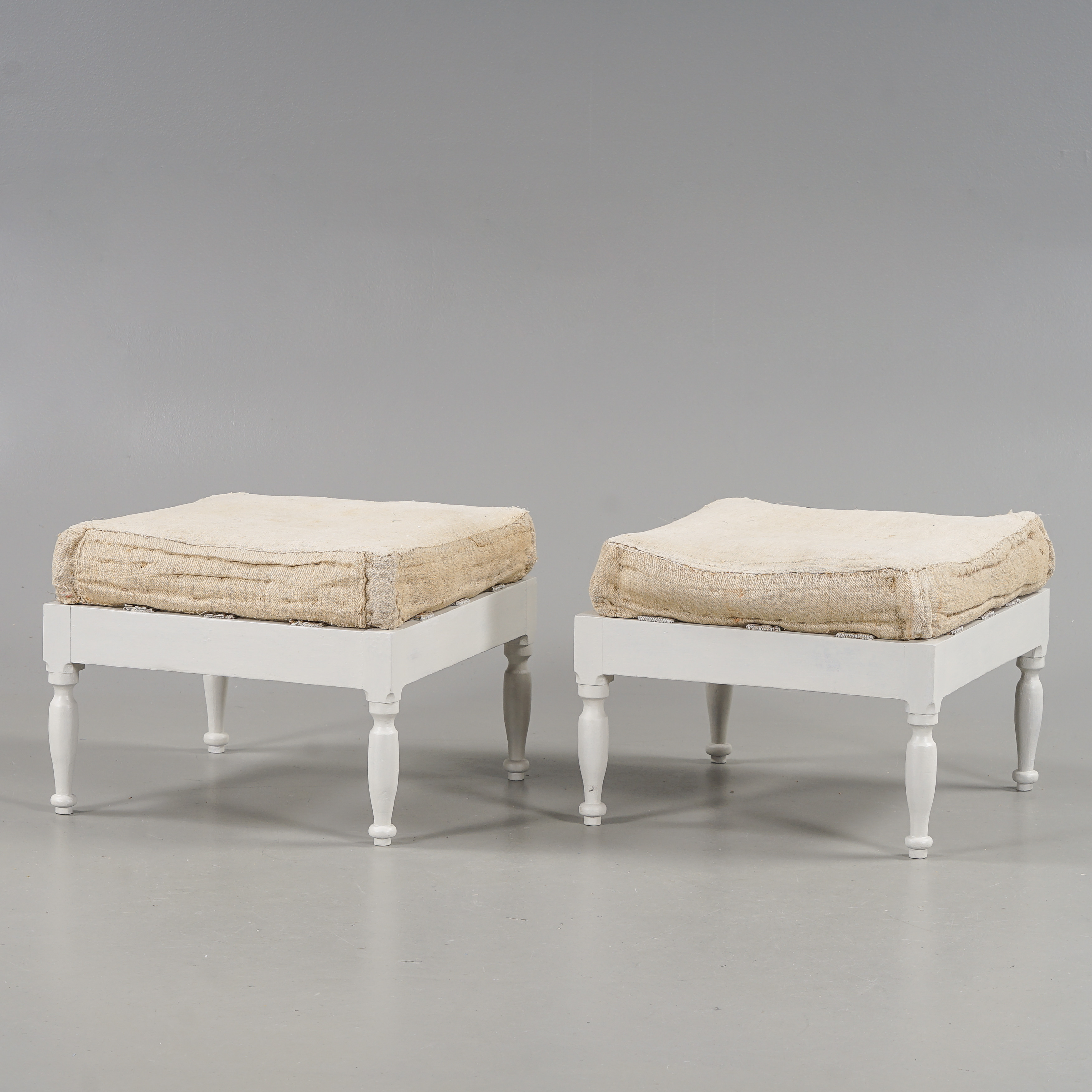 PALLAR, ett par, Gråmålade, 1800-tal.